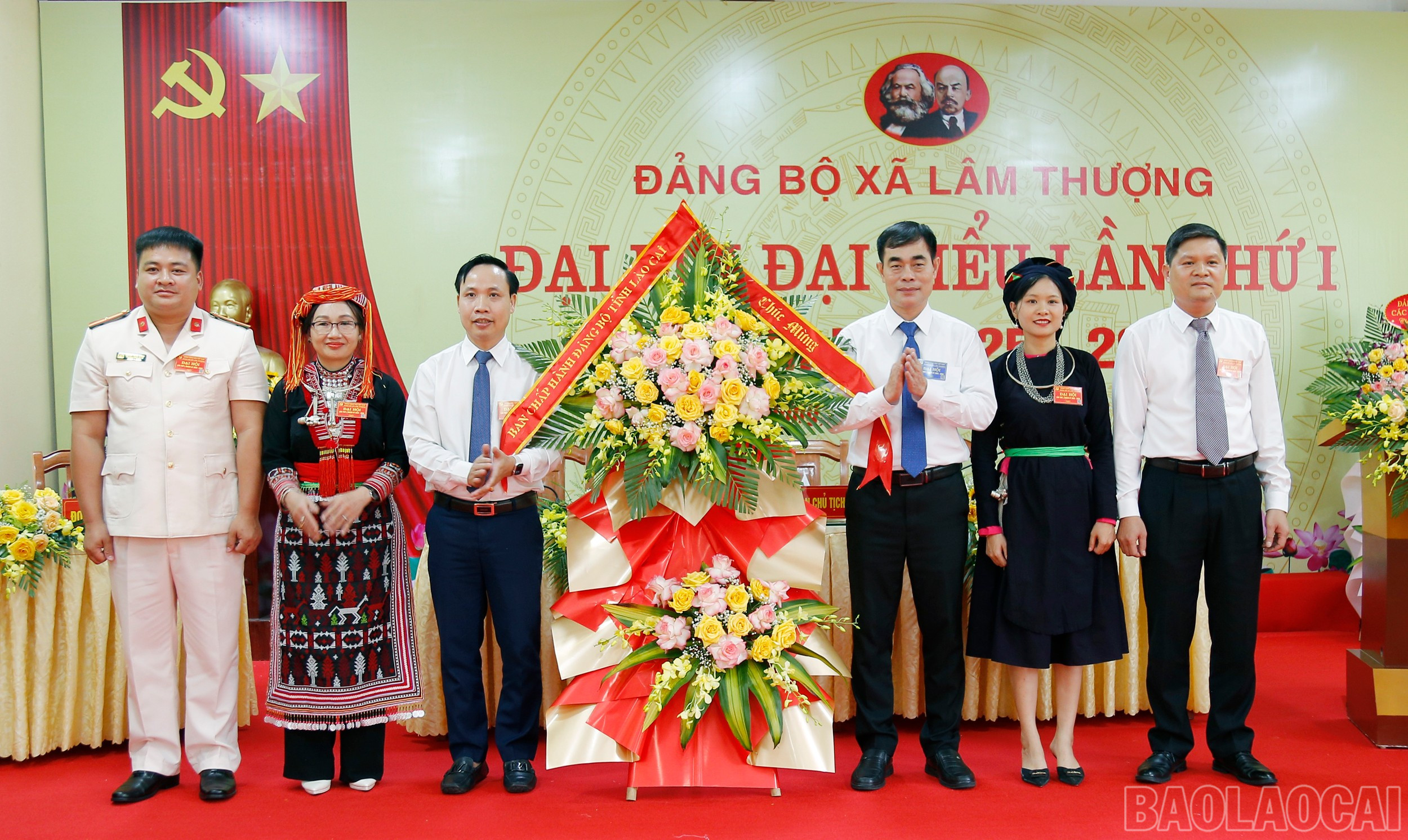Đồng chí Đỗ Quang Minh - Ủy viên Ban Chấp hành Đảng bộ tỉnh, Phó Trưởng Ban Thường trực Ban Tổ chức Tỉnh ủy tặng hoa chúc mừng Đại hội. baolaocai-br_mg-6309.jpg
