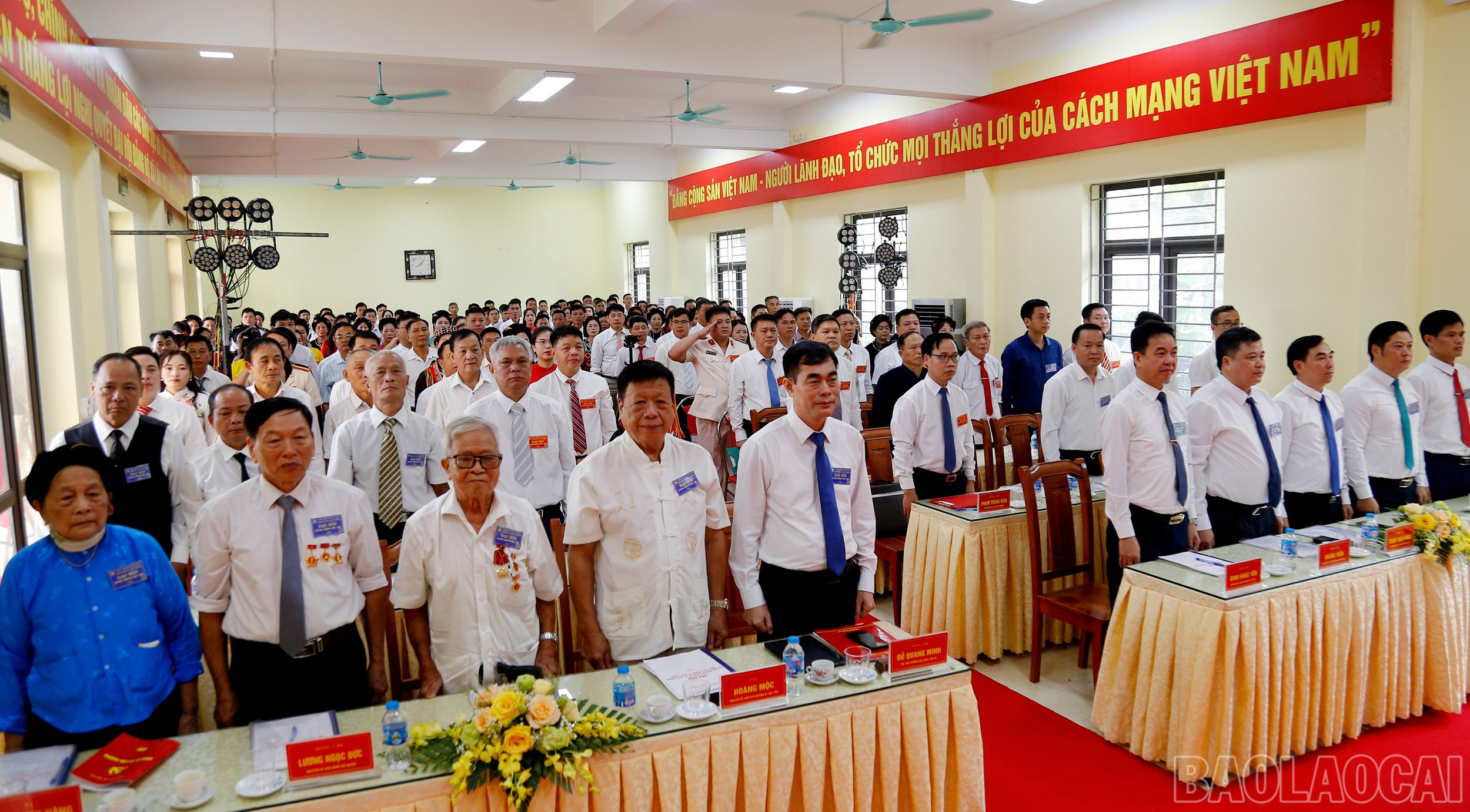 Các đại biểu thực hiện nghi thức chào cờ. baolaocai-br_mg-6207.jpg