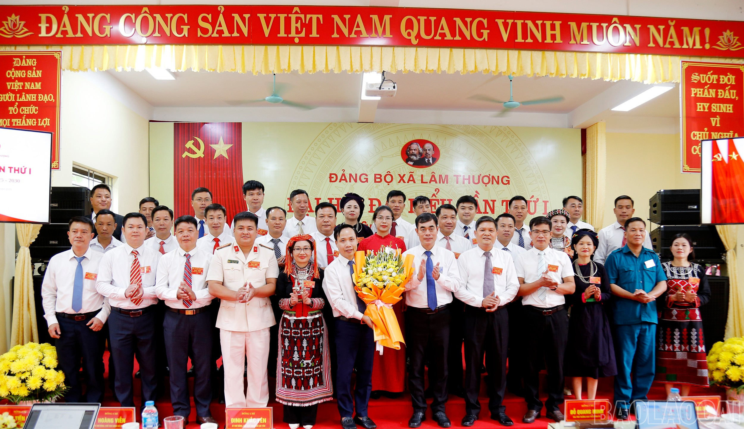 Đồng chí Đỗ Quang Minh - Ủy viên Ban Chấp hành Đảng bộ tỉnh, Phó Trưởng ban Thường trực Ban Tổ chức Tỉnh ủy tặng hoa chúc mừng Ban Chấp hành Đảng bộ xã Lâm Thượng, nhiệm kỳ 2025 - 2030. baolaocai-br_mg-6316.jpg