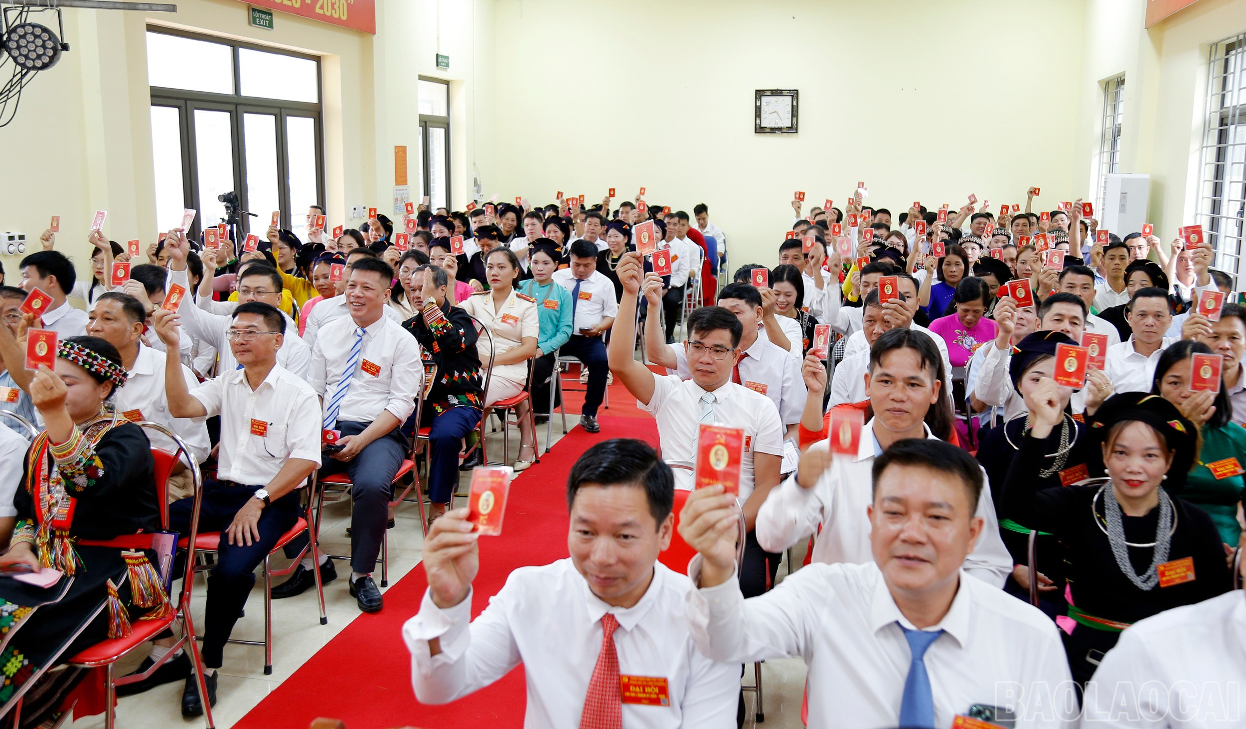 Các đại biểu biểu quyết thông qua Nghị quyết Đại hội. baolaocai-br_mg-6250.jpg