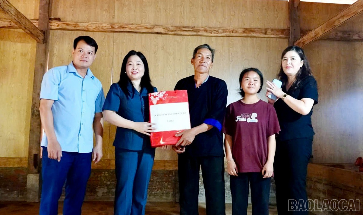 Đồng chí Vũ Thị Hiền Hạnh - Phó Chủ tịch UBND tỉnh thăm và tặng quà hộ nghèo tại xã Lao Chải hoàn thành xoá nhà dột nát. baolaocai-br_gen-h-z6989308647859-f6b20c5b0eff1f8ccb59d4880229b1e3.jpg