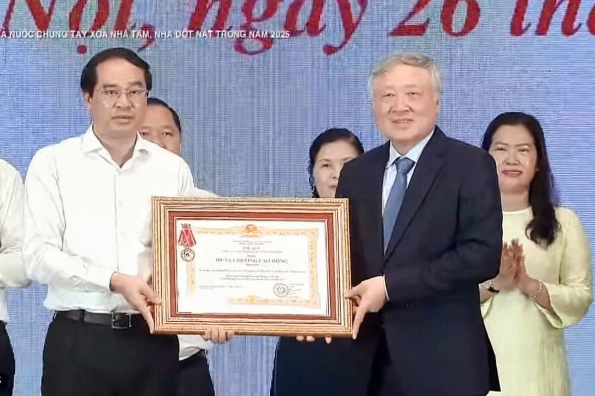 Đồng chí Nguyễn Hòa Bình - Ủy viên Bộ Chính trị, Phó Thủ tướng Thường trực Chính phủ trao Huân chương Lao động hạng Ba của Chủ tịch nước cho tỉnh Lào Cai vì có thành tích xuất sắc trong Phong trào thi đua “Chung tay xoá nhà tạm, nhà dột nát trên phạm vi cả nước trong năm 2025”. img-20250826-173513.jpg