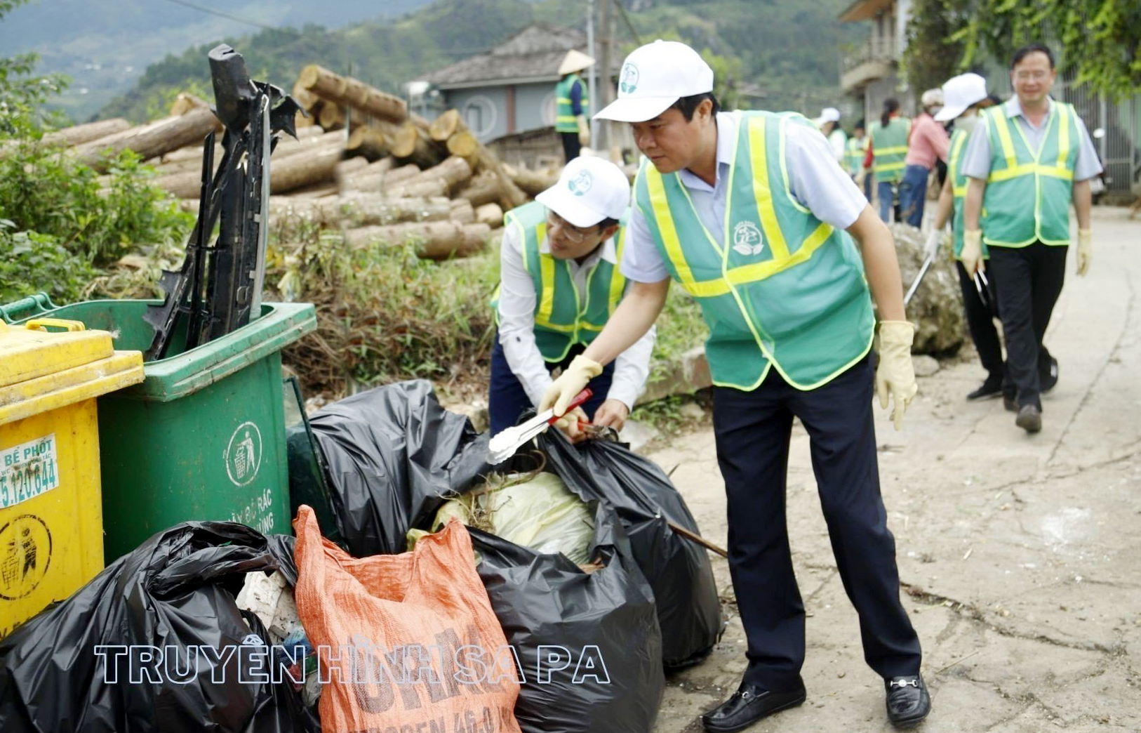 Thường trực Thị ủy vào cuộc trực tiếp giải quyết các vấn đề nóng của thị xã như xử lý rác thải, buôn bán hàng rong... là cách làm mới ở Đảng bộ thị xã Sa Pa. Ảnh: Thanh Hải (Ban Tuyên giáo Thị ủy Sa Pa). z4665262870349_5dd712200e9066a3322d83d9ac9bcbdb.jpg
