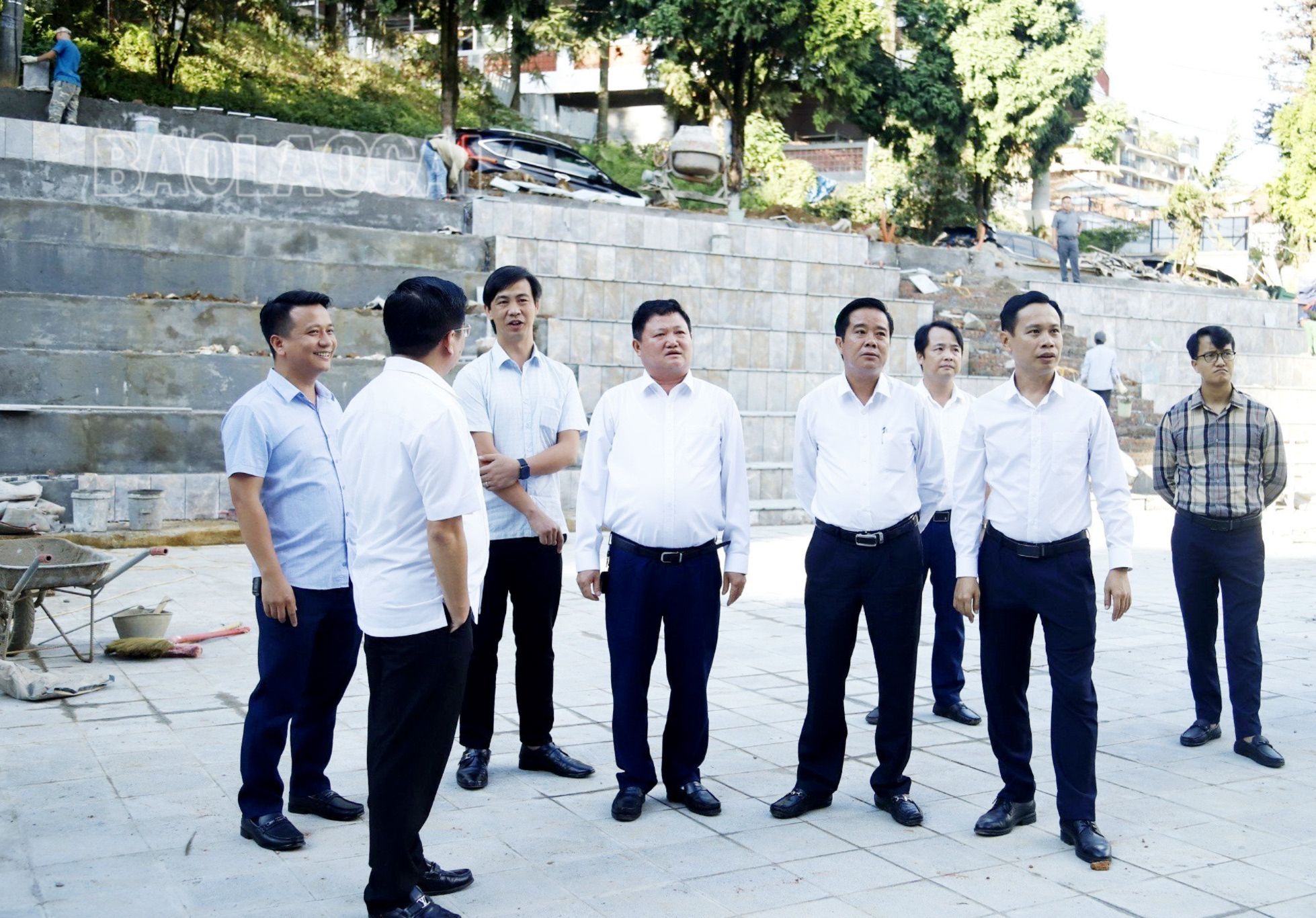 Lãnh đạo Thị ủy Sa Pa kiểm tra công tác đầu tư xây dựng cơ bản, chỉnh trang đô thị. Ảnh: Thanh Hải (Ban Tuyên giáo Thị ủy Sa Pa). z4670288239541_0182b3916ffa05ac281174cfd29d4139.jpg