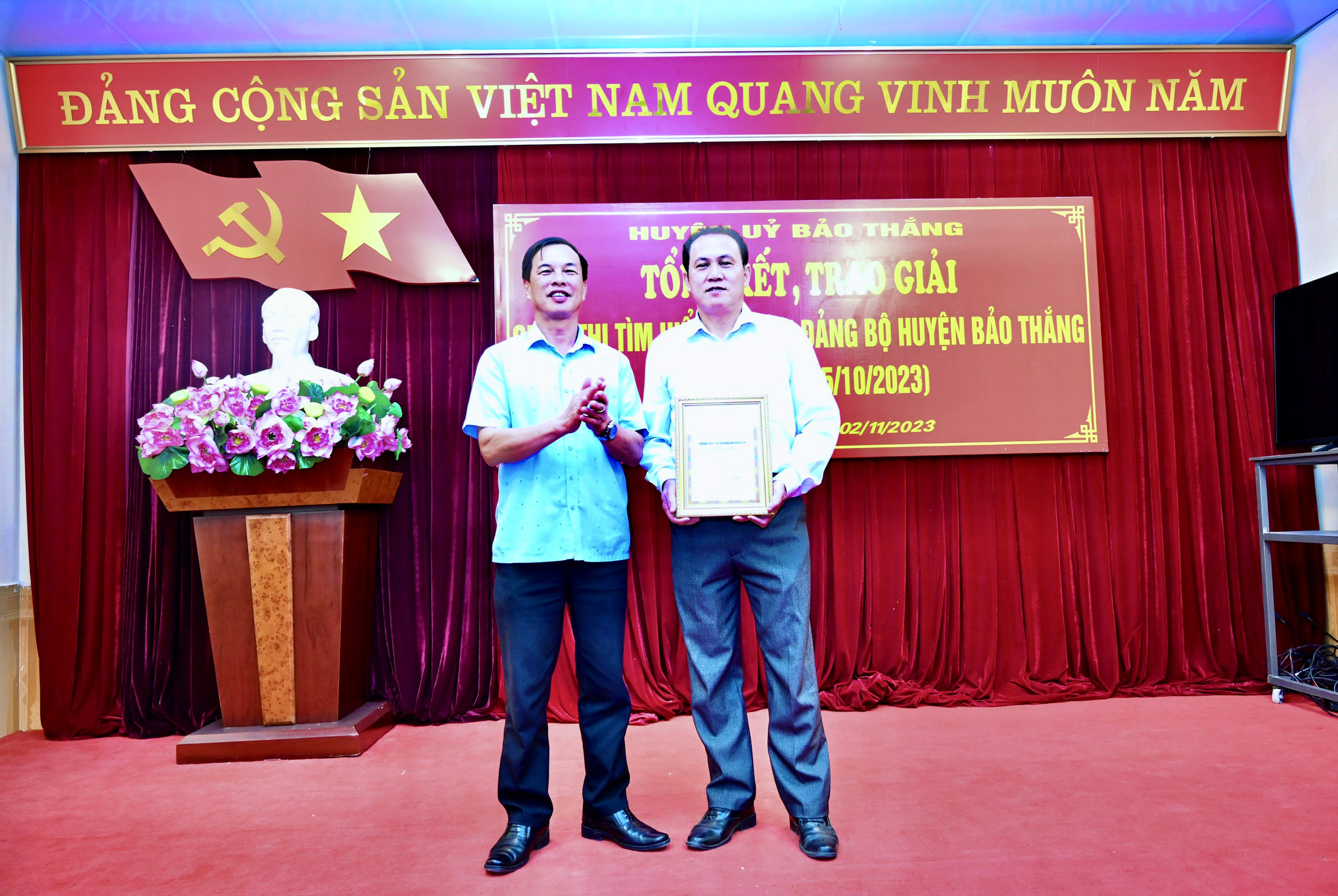 Trao giải Nhất cho đại diện tập thể Đảng bộ huyện Bảo Thắng. GN.JPG