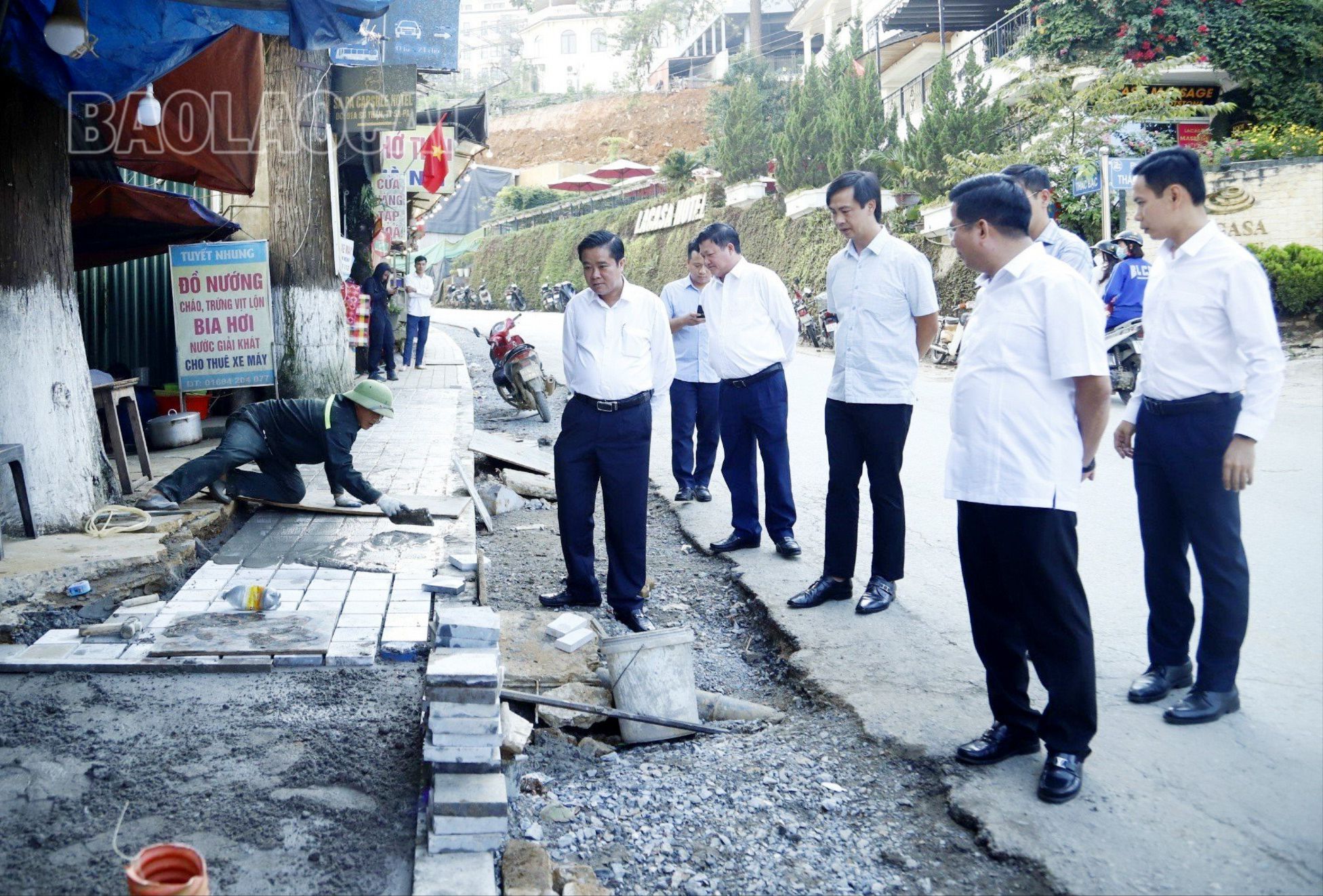 Thường trực Thị ủy Sa Pa kiểm tra tiến độ các công trình chỉnh trang đô thị. Ảnh: Thanh Hải (Ban Tuyên giáo Thị ủy Sa Pa). z4670287441047_4b1c6686773391d8a8a5607ab78ba40c.jpg
