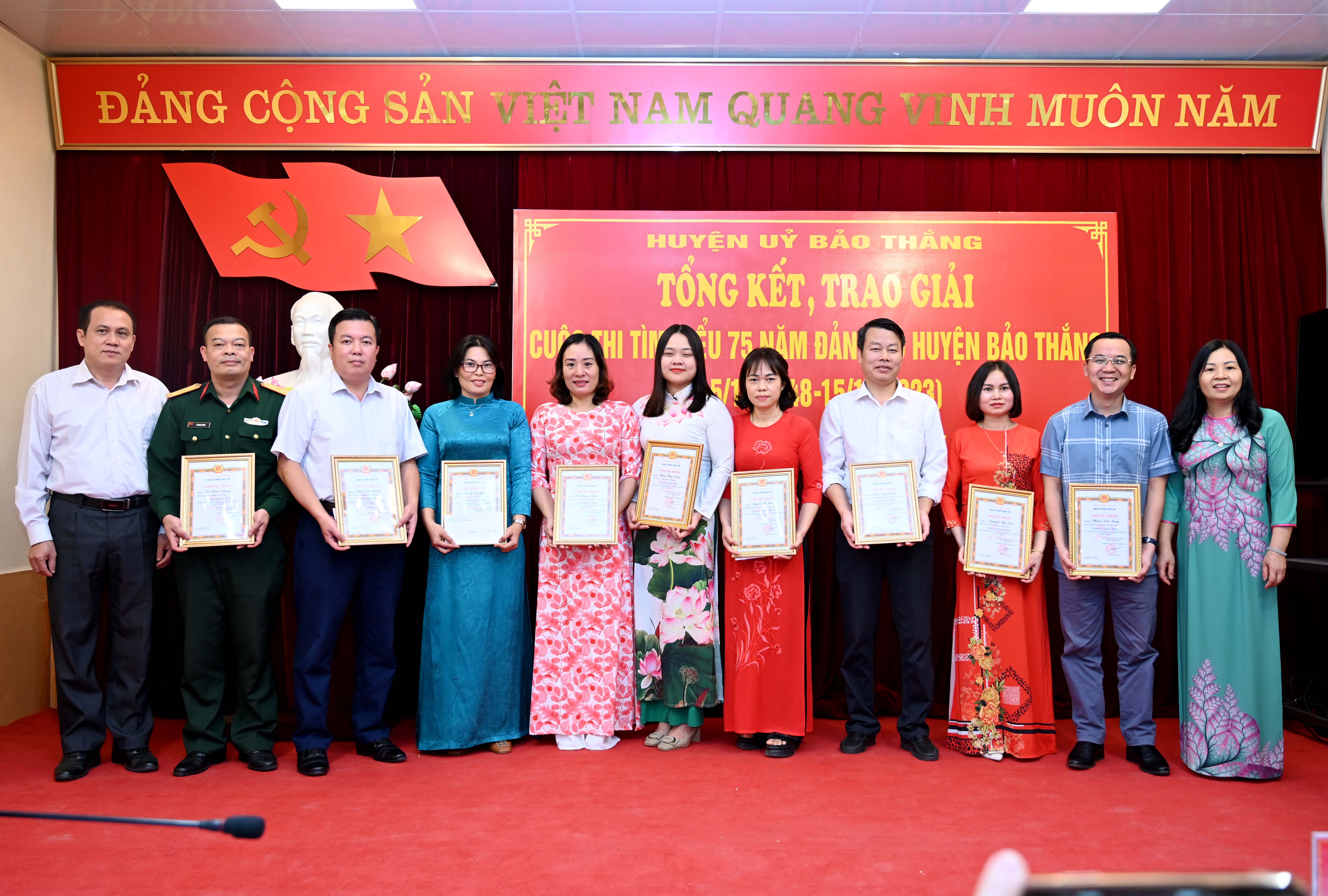 Trao giải khuyến khích cho các tập thể, cá nhân đoạt giải. Cá nhân đạt giải khuyến khích.JPG