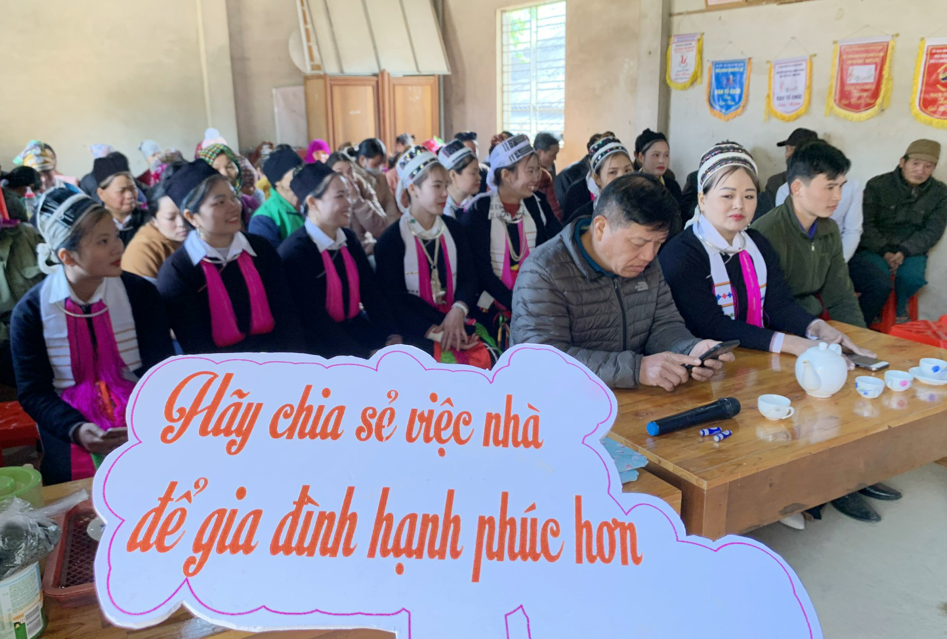 Nội dung tuyên truyền của các tổ truyền thông gần gũi và phong phú. (Ảnh: Hoàng Mây, Hội Phụ nữ Bảo Yên) z4571555654898_c792fabf2edf9bb8b1d9739840e184a9.jpg