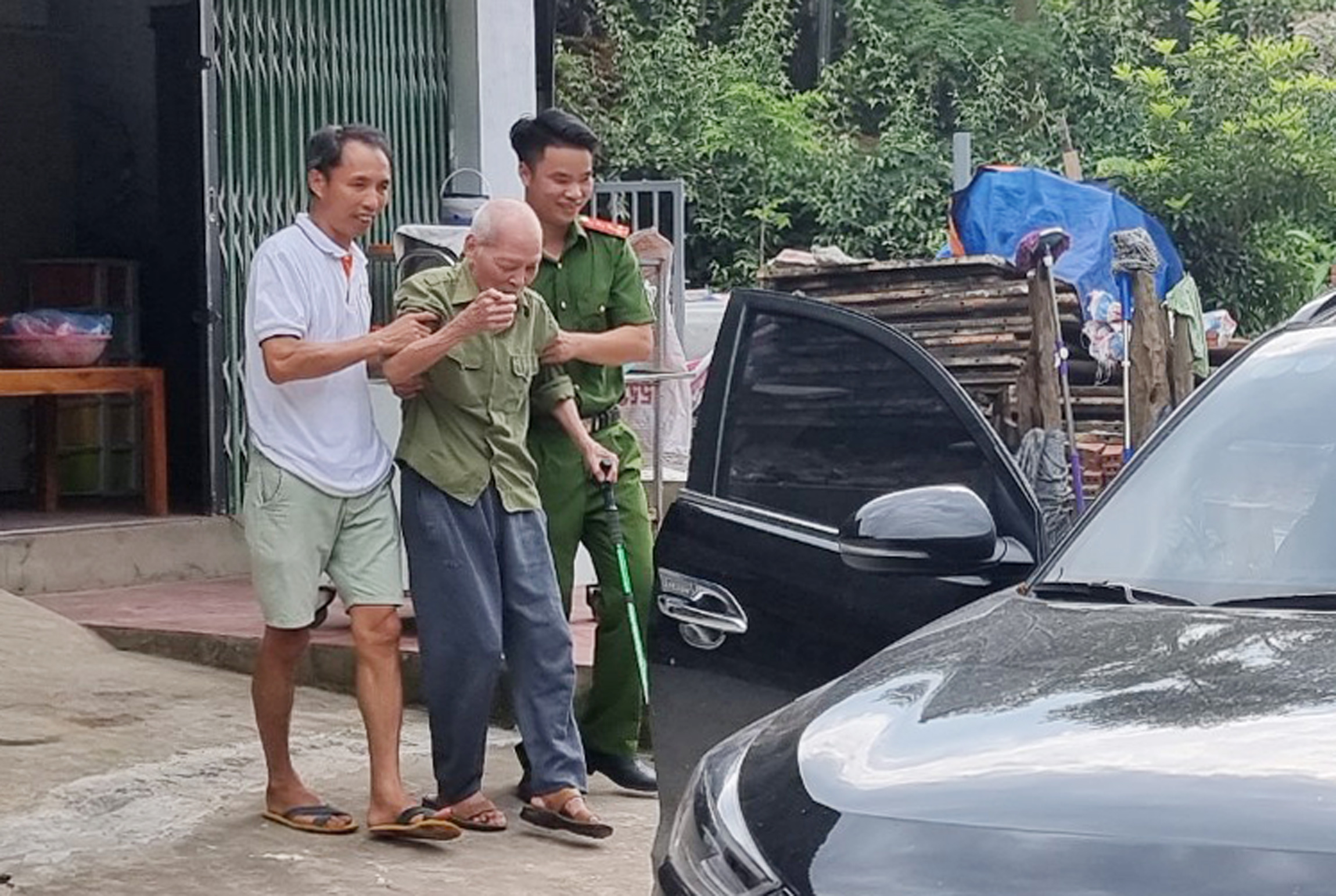 Người đau yếu được cán bộ Công an huyện Bảo Thắng hỗ trợ di chuyển tới nơi làm thủ tục cấp CCCD. CCCD1.jpg