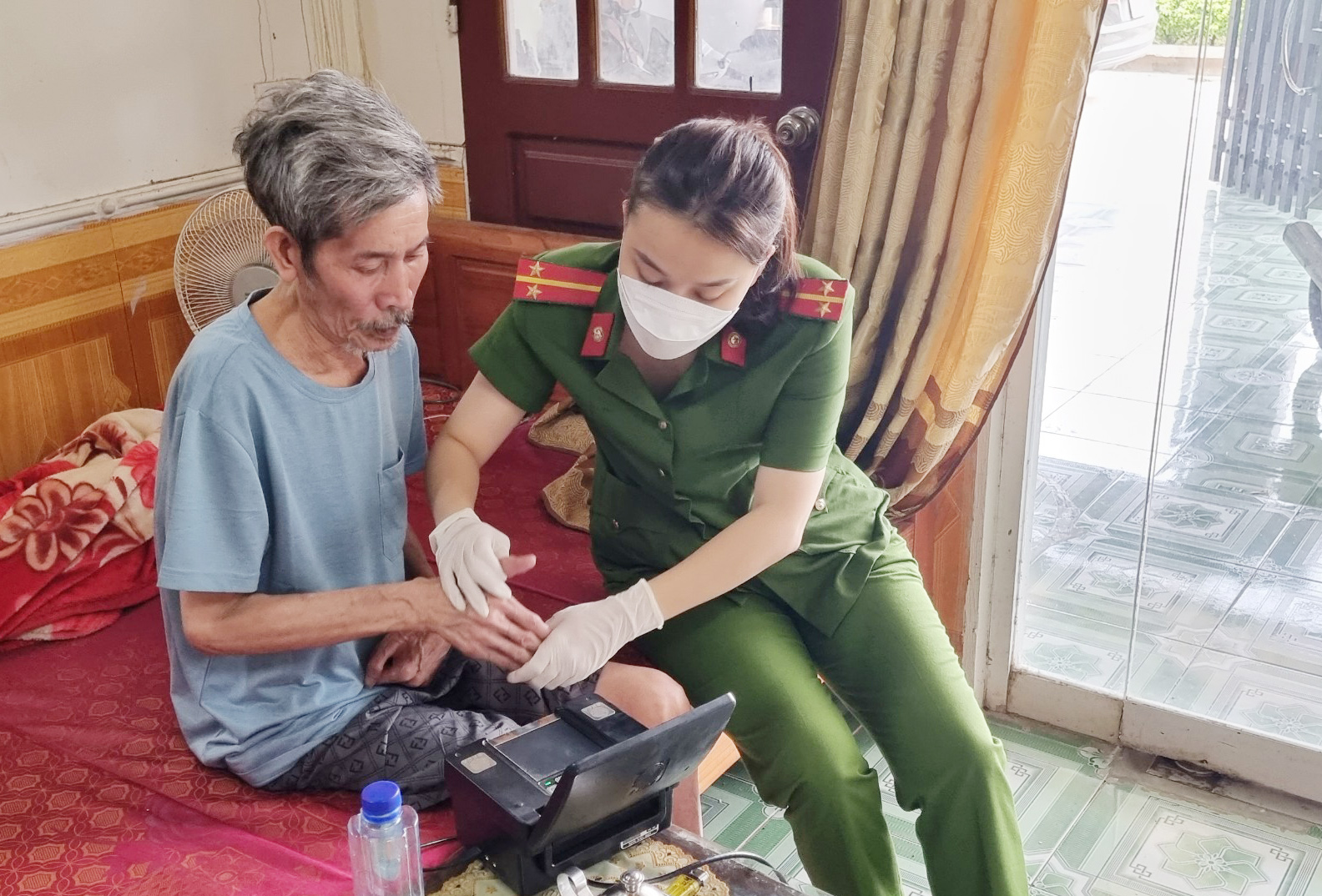 Công an huyện Bảo Thắng hỗ trợ công dân già, yếu làm hồ sơ CCCD tại nhà CCCD.jpg