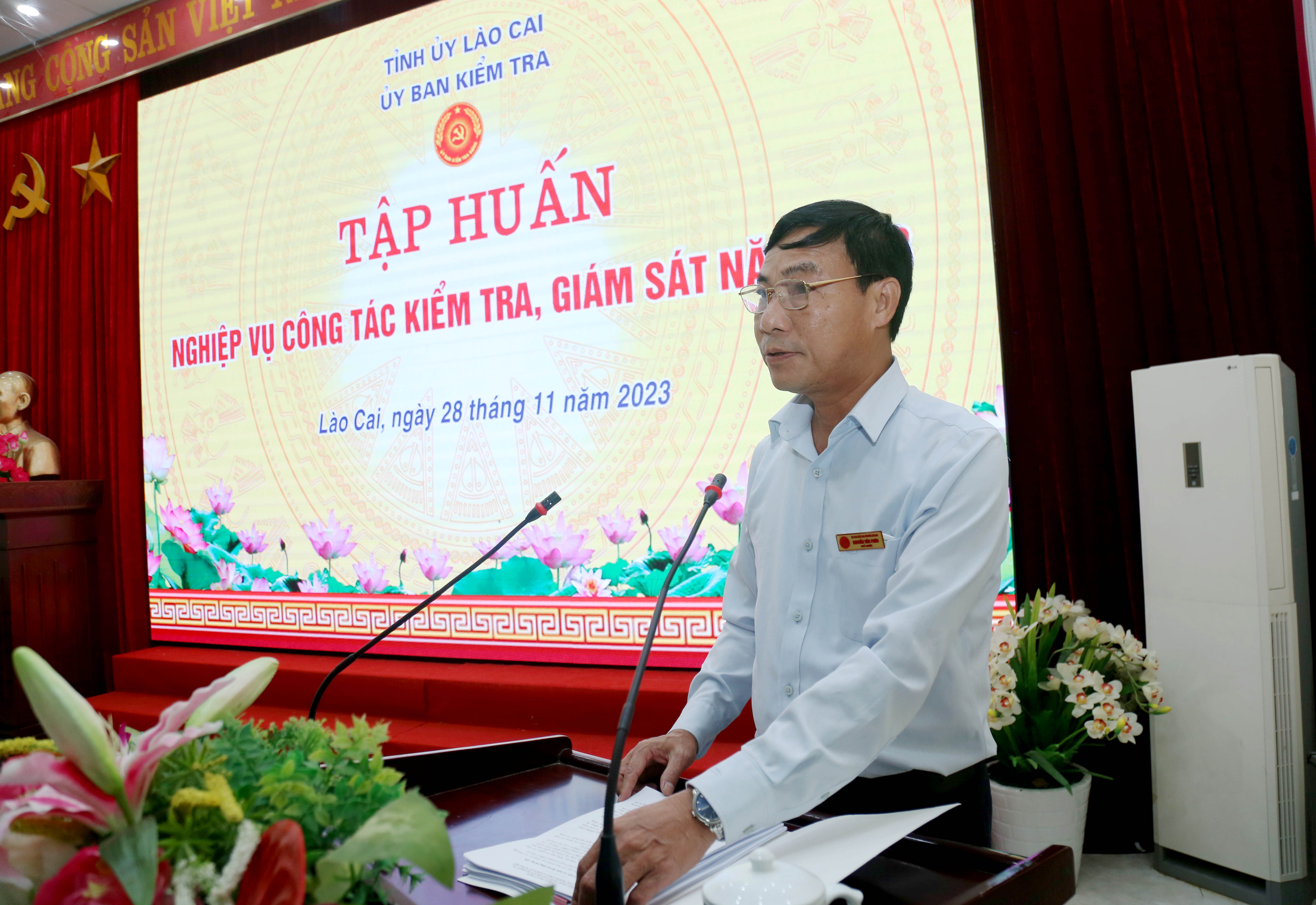 Đồng chí Nguyễn Văn Phúc, Ủy viên Ban Thường vụ, Chủ nhiệm Ủy ban Kiểm tra Tỉnh ủy trực tiếp truyền đạt các chuyên đề cho học viên. IMG_9573.JPG