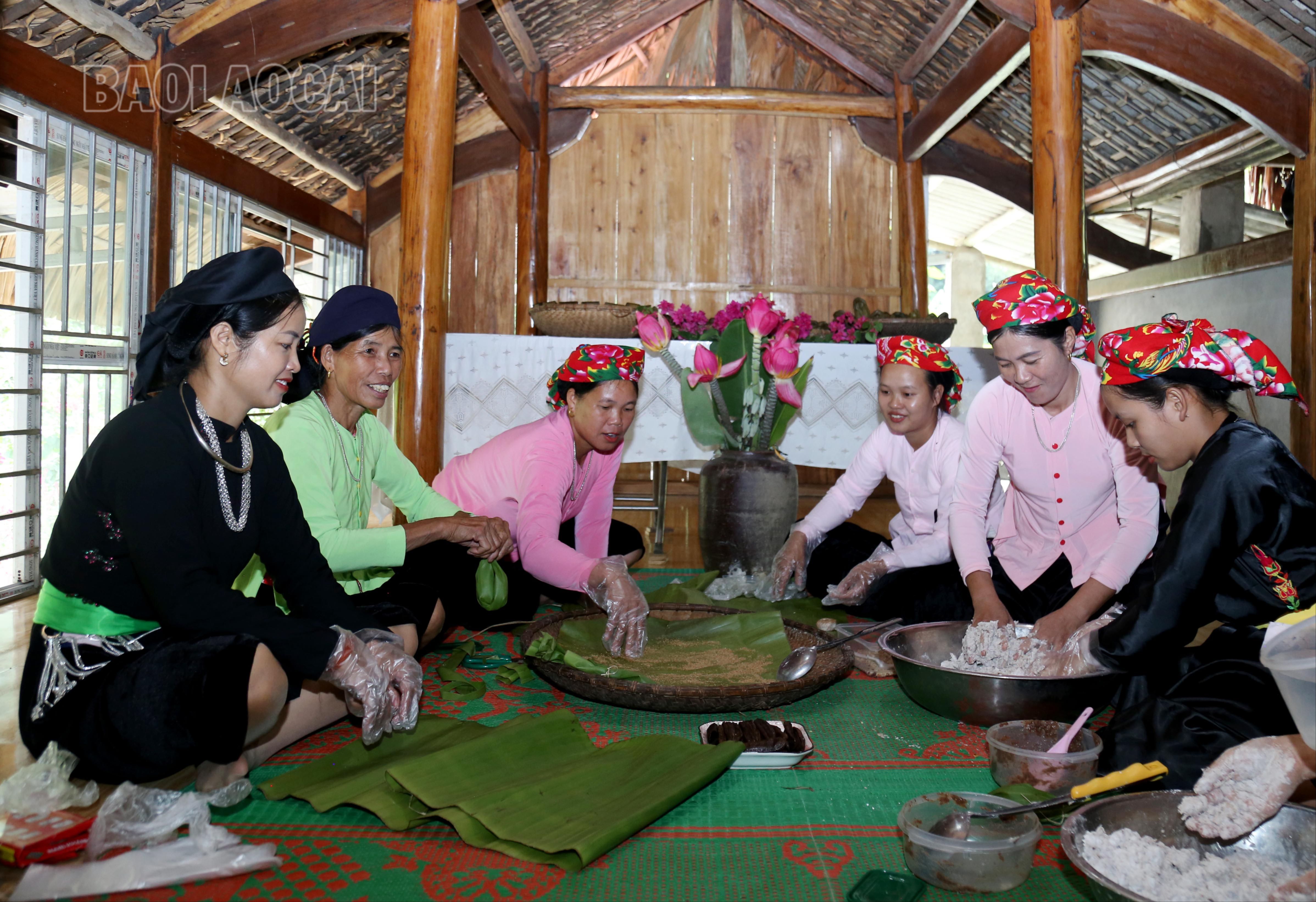 Phụ nữ xã Vĩnh Yên quan tâm giữ nghề truyền thống. Trong ảnh: Một buổi làm bánh chuối của hội viên, phụ nữ bản Tày Khuổi Vèng. IMG_2626.JPG