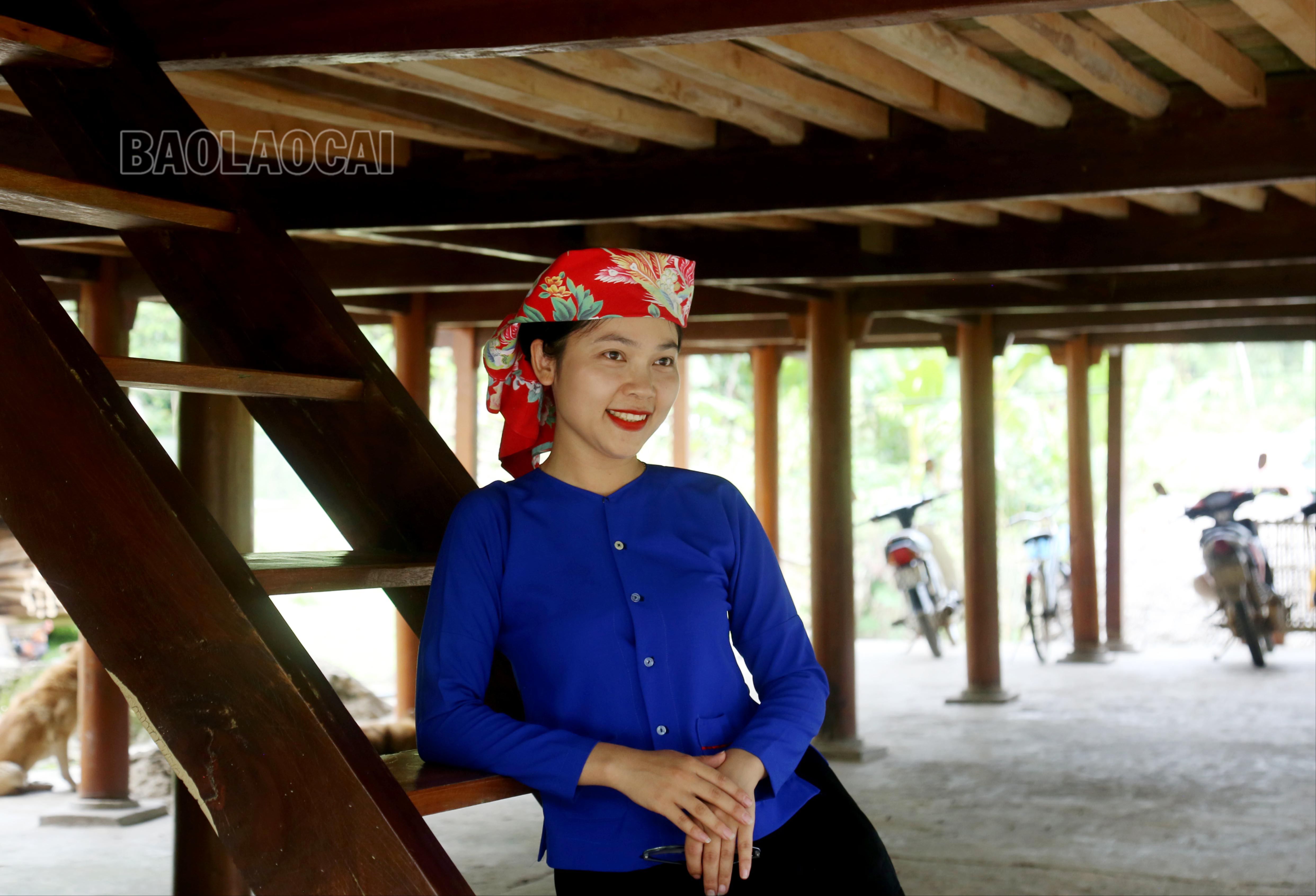 Vẻ nết na của cô gái Tày bên 9 bậc cầu thang nếp nhà sàn truyền thống. IMG_2644.JPG