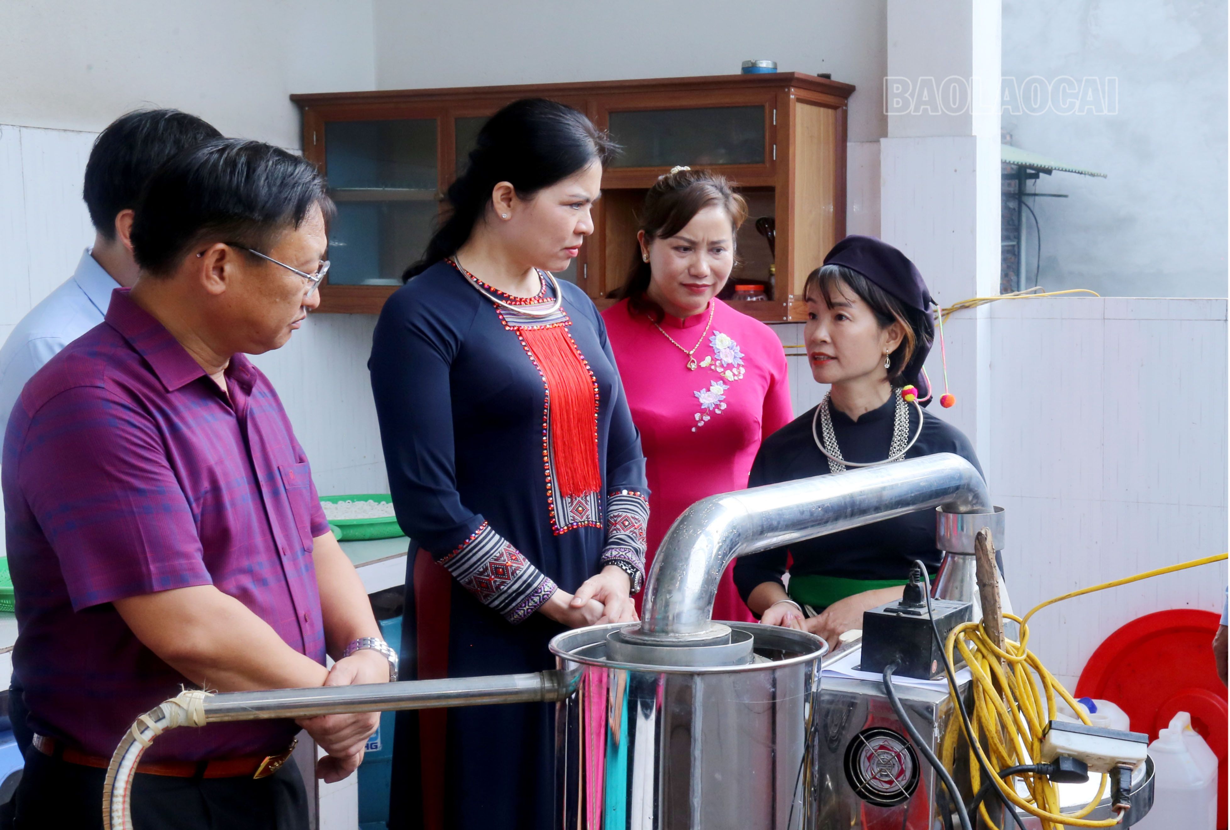 Chị Lò Thị Liên (bên phải ảnh), Giám đốc Hợp tác xã Vĩnh Yên giới thiệu mô hình chế biến nông sản với Chủ tịch Hội Liên hiệp Phụ nữ Việt Nam Hà Thị Nga và cán bộ tỉnh Lào Cai. IMG_2962.JPG