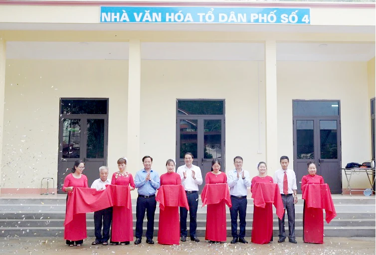 chủ tịch Trường cắt băng khánh thanh nvh.jpg