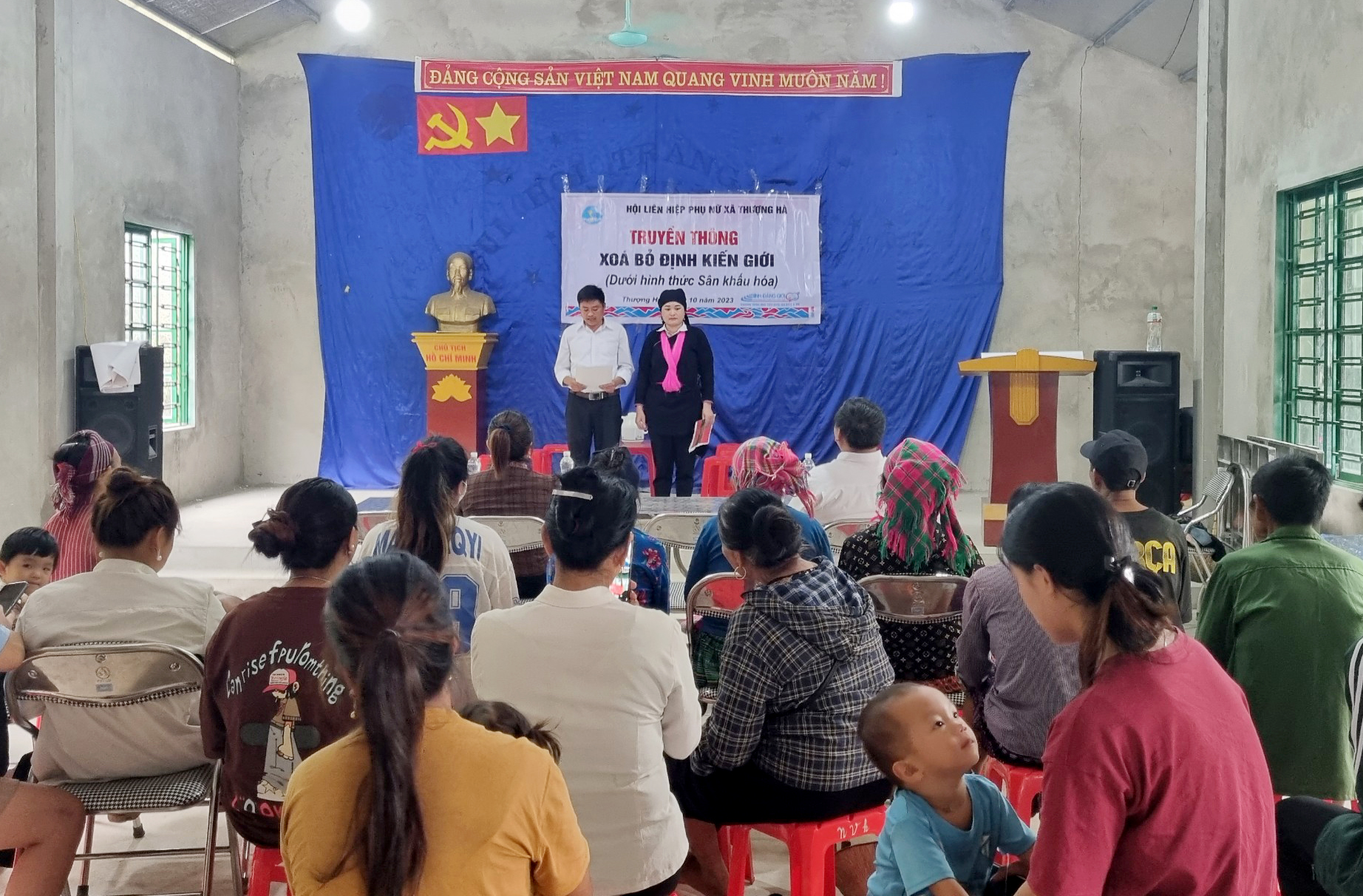 Một buổi tuyên truyền về xóa định kiến giới tại thôn đặc biệt khó khăn. (Ảnh do Hội Phụ nữ xã Thượng Hà cung cấp) 4.jpg