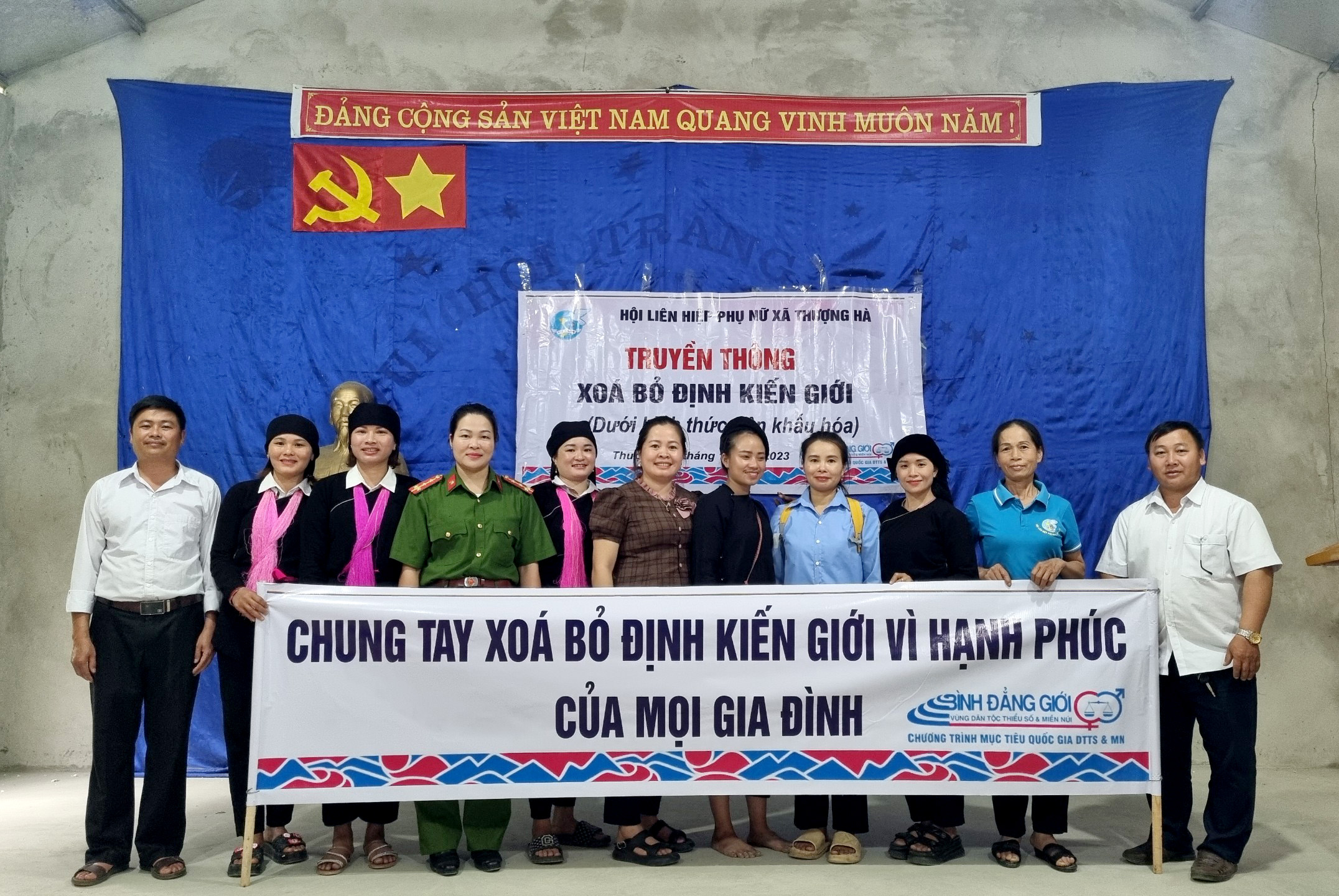 Khẩu hiệu được thể hiện ngắn gọn, rõ ràng, trình bày hấp dẫn. 1.jpg