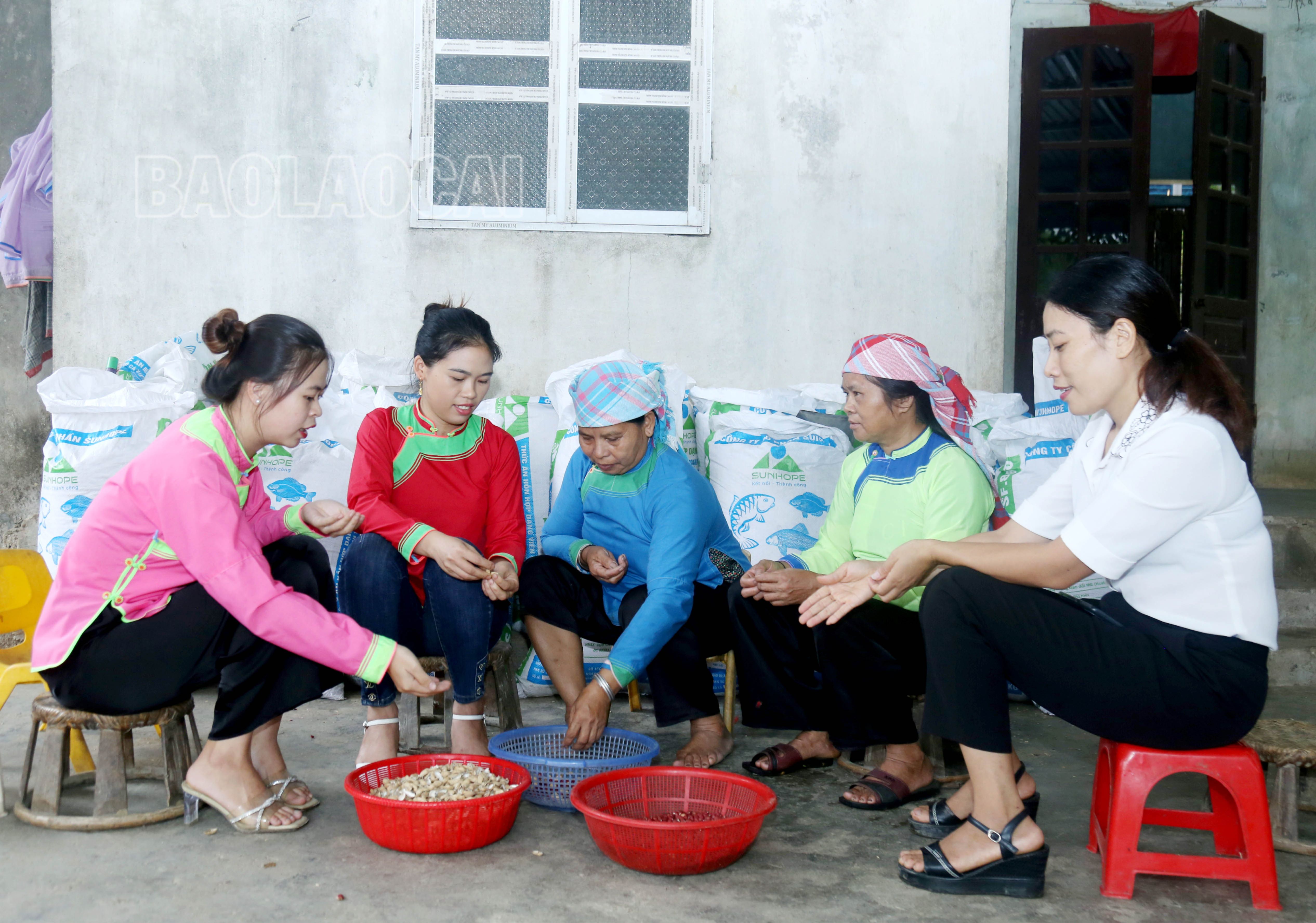 Chủ tịch Hội Phụ nữ xã Cốc San - Lê Thị Thu (ngoài cùng bên trái) trong một buổi tuyên truyền về bình đẳng giới. IMG_8289.JPG