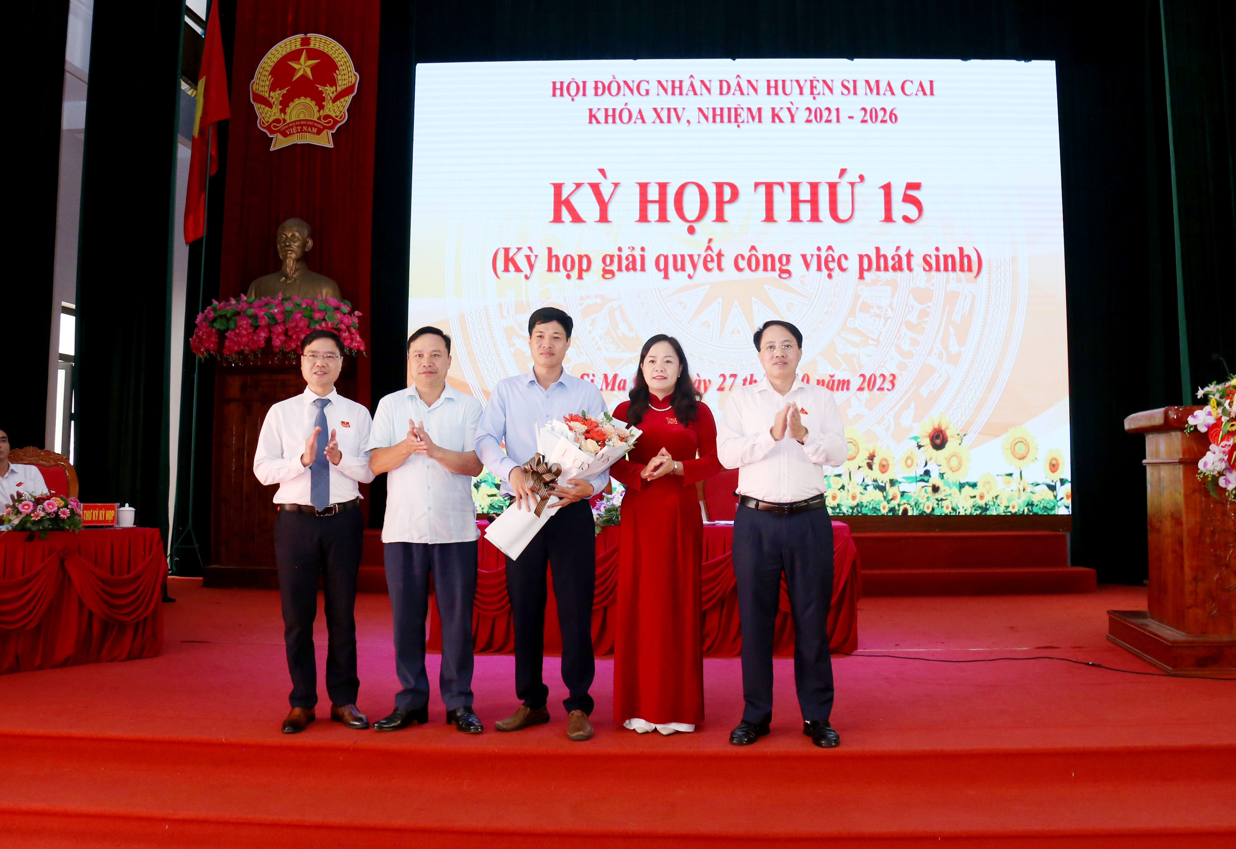 Tặng hoa tân thành viên UBND huyện Si Ma Cai. IMG_0278.JPG
