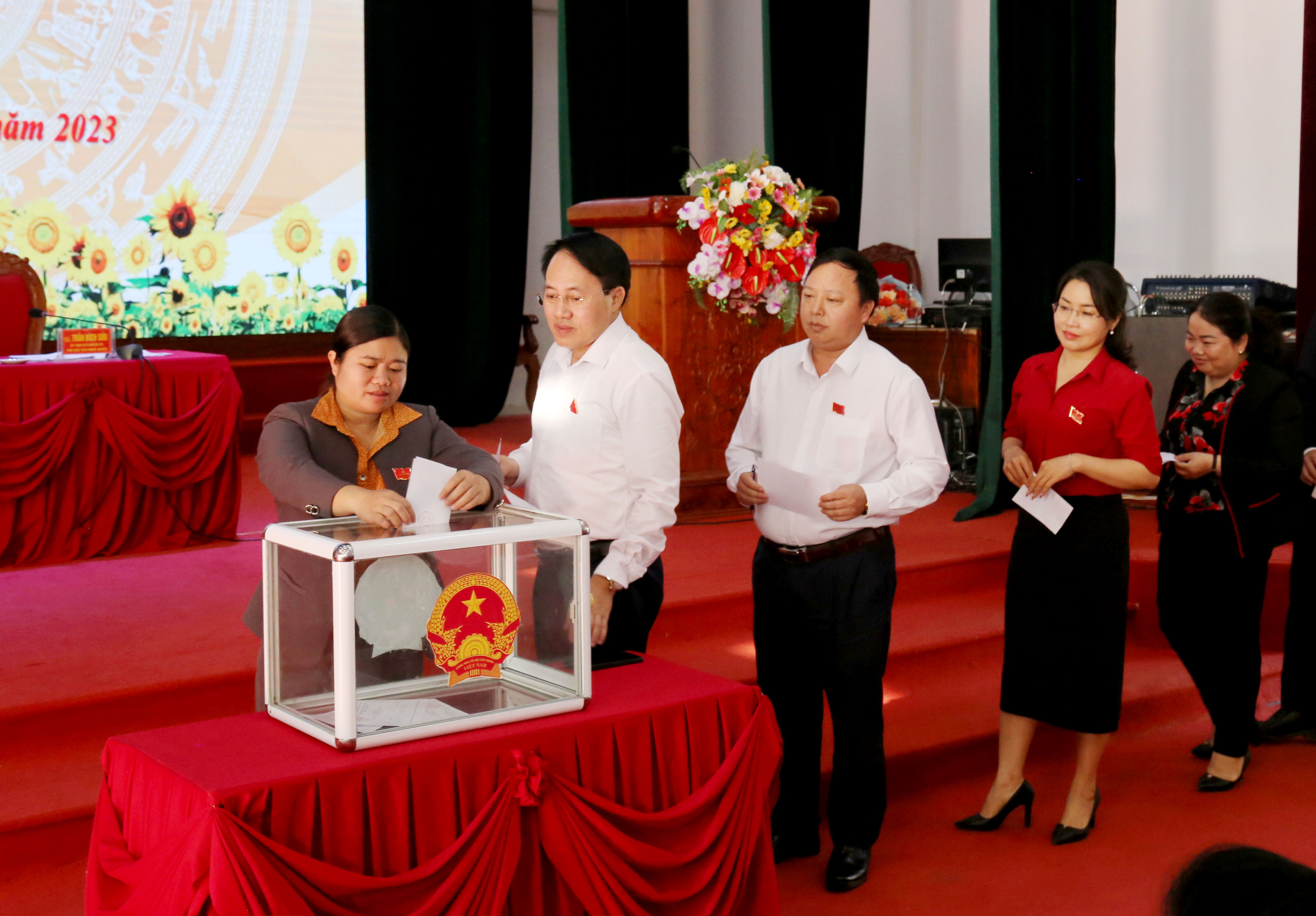 Đại biểu HĐND huyện Si Ma Cai bỏ phiếu bầu bổ sung thành viên UBND huyện. IMG_0240.JPG
