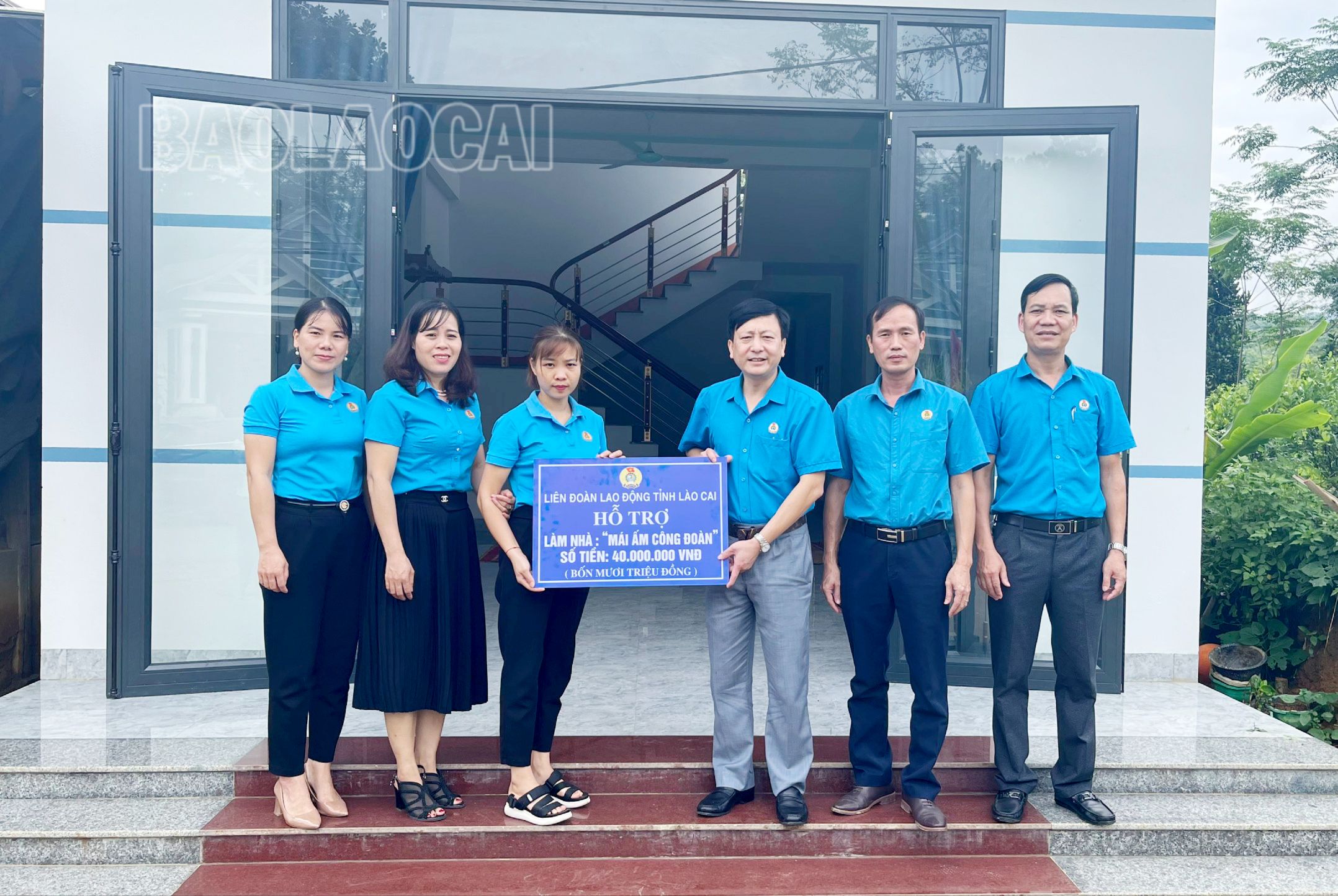 Lãnh đạo Liên đoàn Lao động tỉnh Lào Cai hỗ trợ đoàn viên, người lao động theo Chương trình "Mái ấm công đoàn". z4695748689713_77575693ad4f9306680fbfdc78818b59.jpg