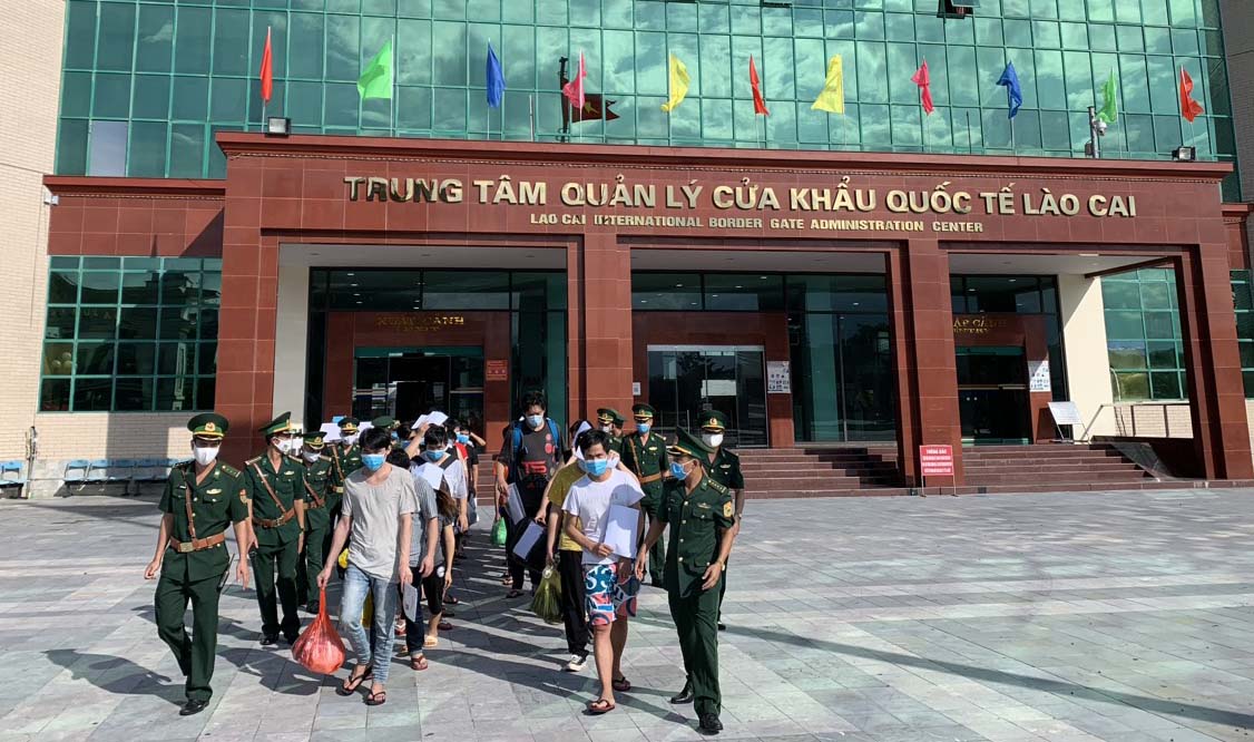 Phối hợp với phía bạn trong phòng chống dịch Covid-19, cán bộ Đồn Biên phòng Cửa khẩu Quốc tế Lào Cai thực hiện tốt việc đón công dân Việt Nam trở về nước. ck2.jpg