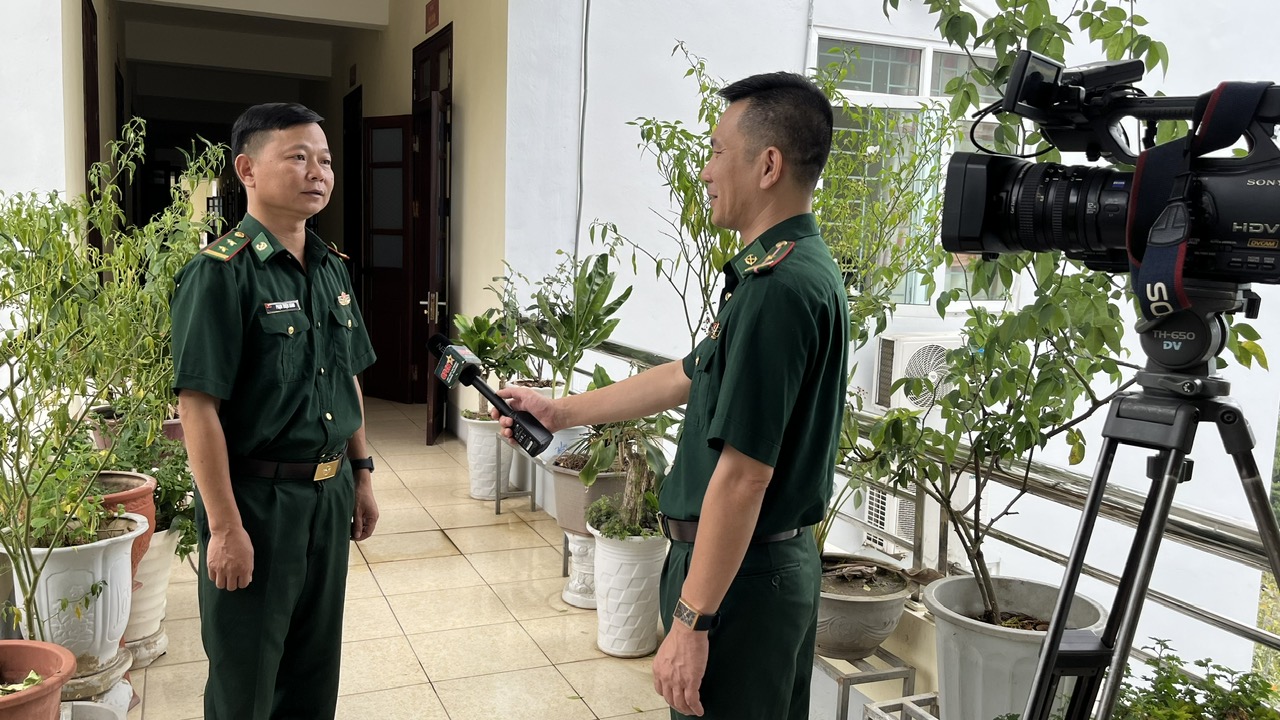 Một mình tác nghiệp, vừa quay phim, vừa phỏng vấn, chỉ có thể là "Bộ đội biên phòng". bp1.jpg