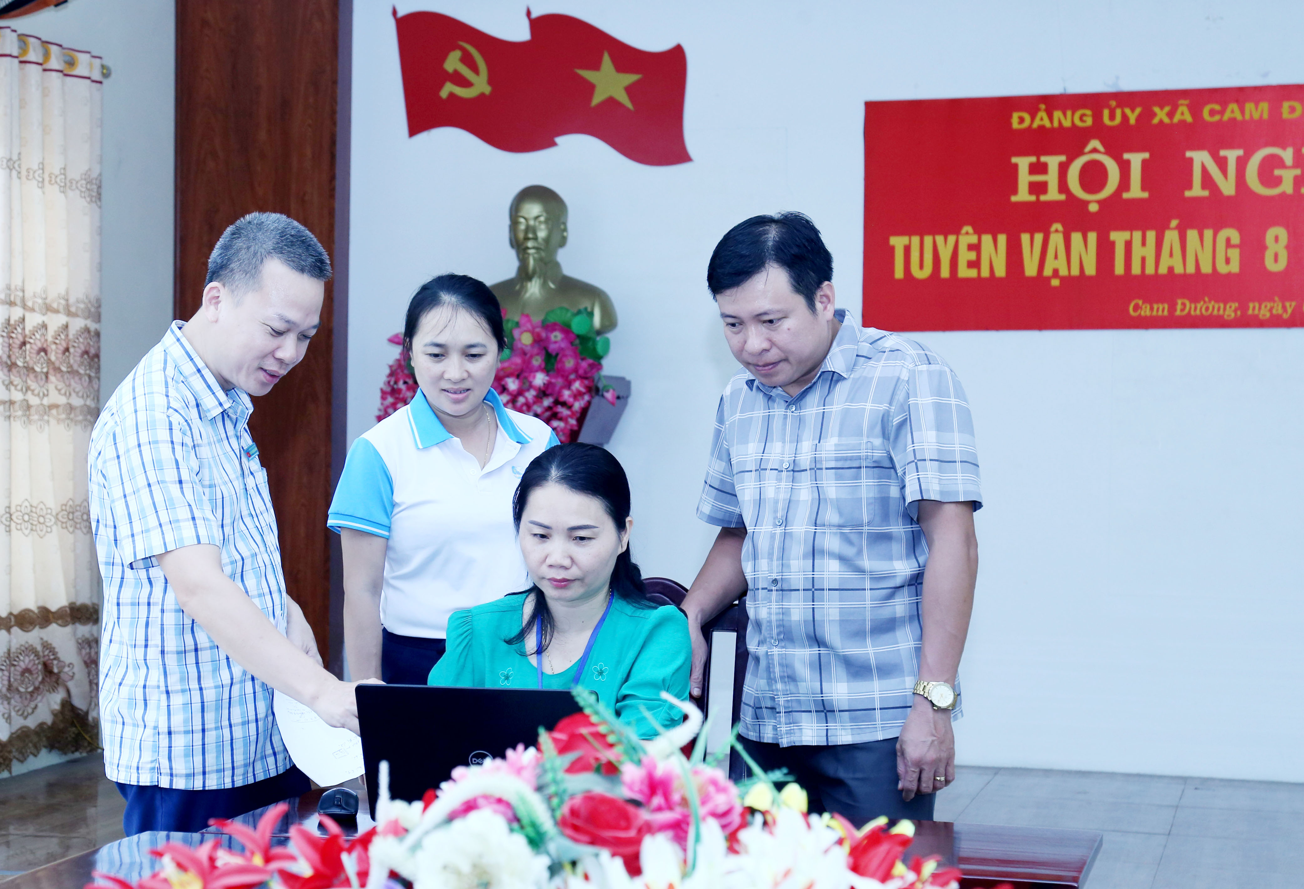 Thường trực Đảng uỷ xã Cam Đường, thành phố Lào Cai giao ban nhanh về các nhiệm vụ phát sinh. IMG_4489.JPG
