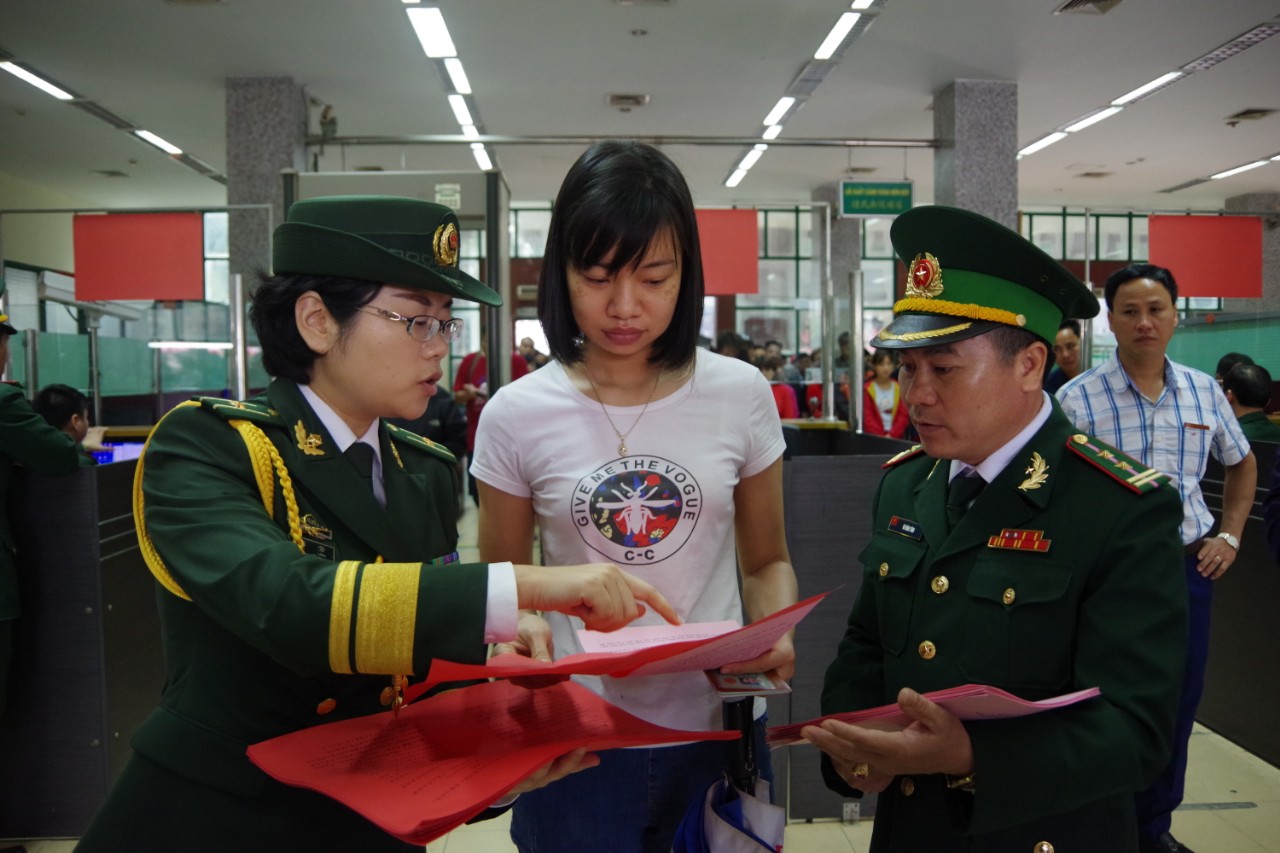 Lực lượng chức năng 2 bên phối hợp tốt trong tuyên truyền văn bản pháp luật về biên giới cho người dân, hành khách tại cửa khẩu. ck1.jpg