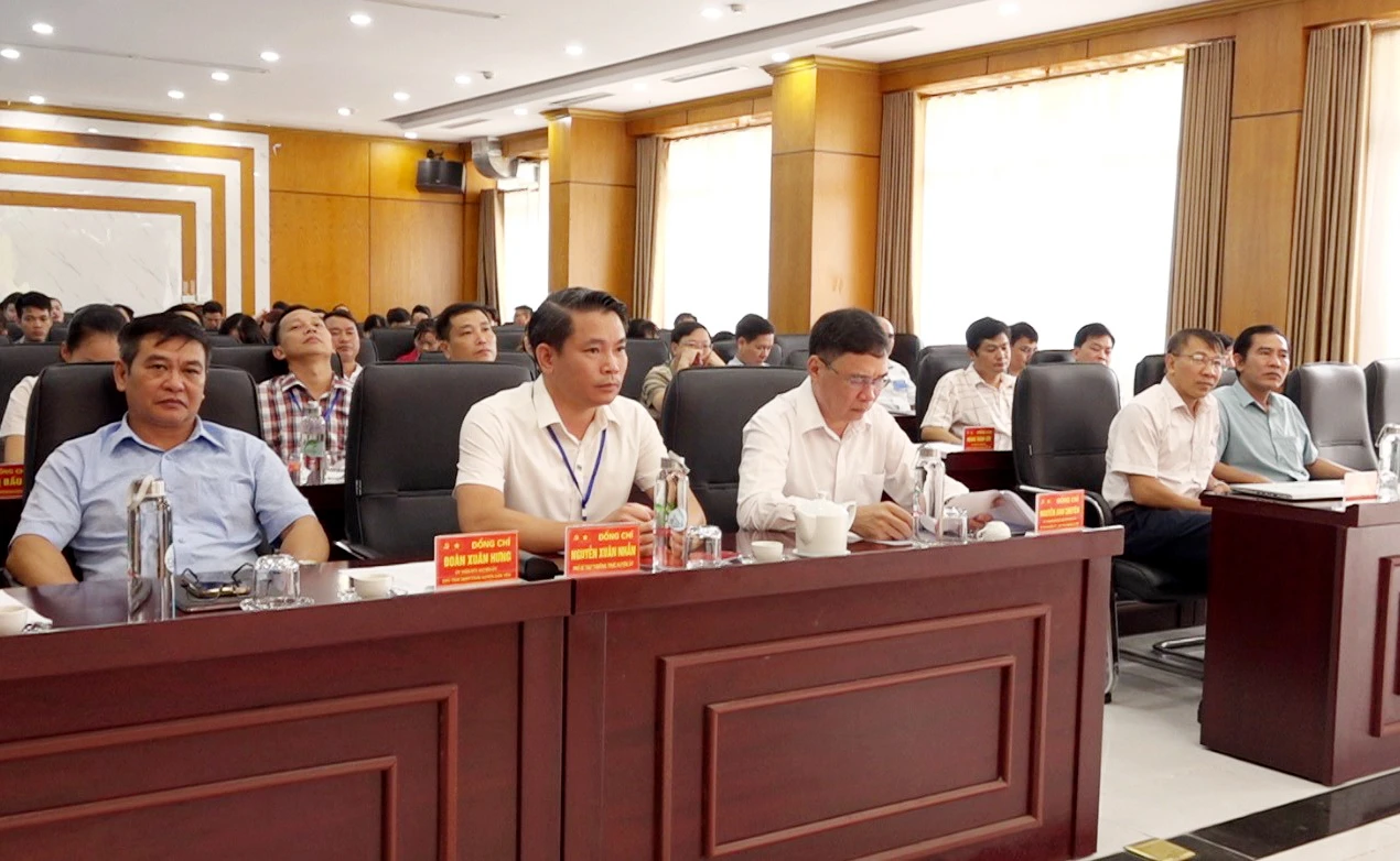 Các đại biểu đến dự hội thi.jpg