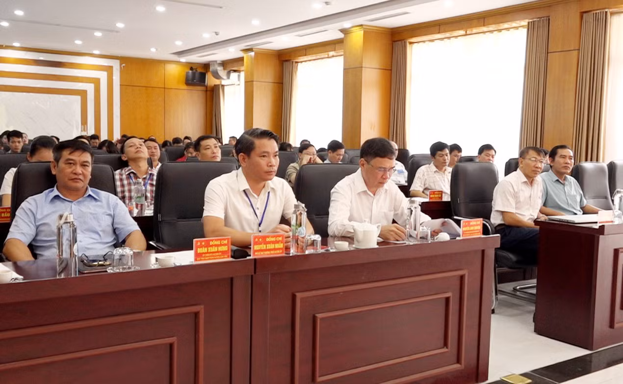 Các đại biểu đến dự hội thi.jpg