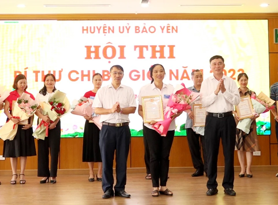 Đồng chí Nguyễn Anh Chuyên, TUV, Bí thư Huyện ủy, Chủ tịch HĐND huyện Bảo Yên; đồng chí Ngô Hữu Quý, Phó trưởng Ban Tổ chức Tỉnh ủy trao giải nhất cho thí sinh (1).jpg