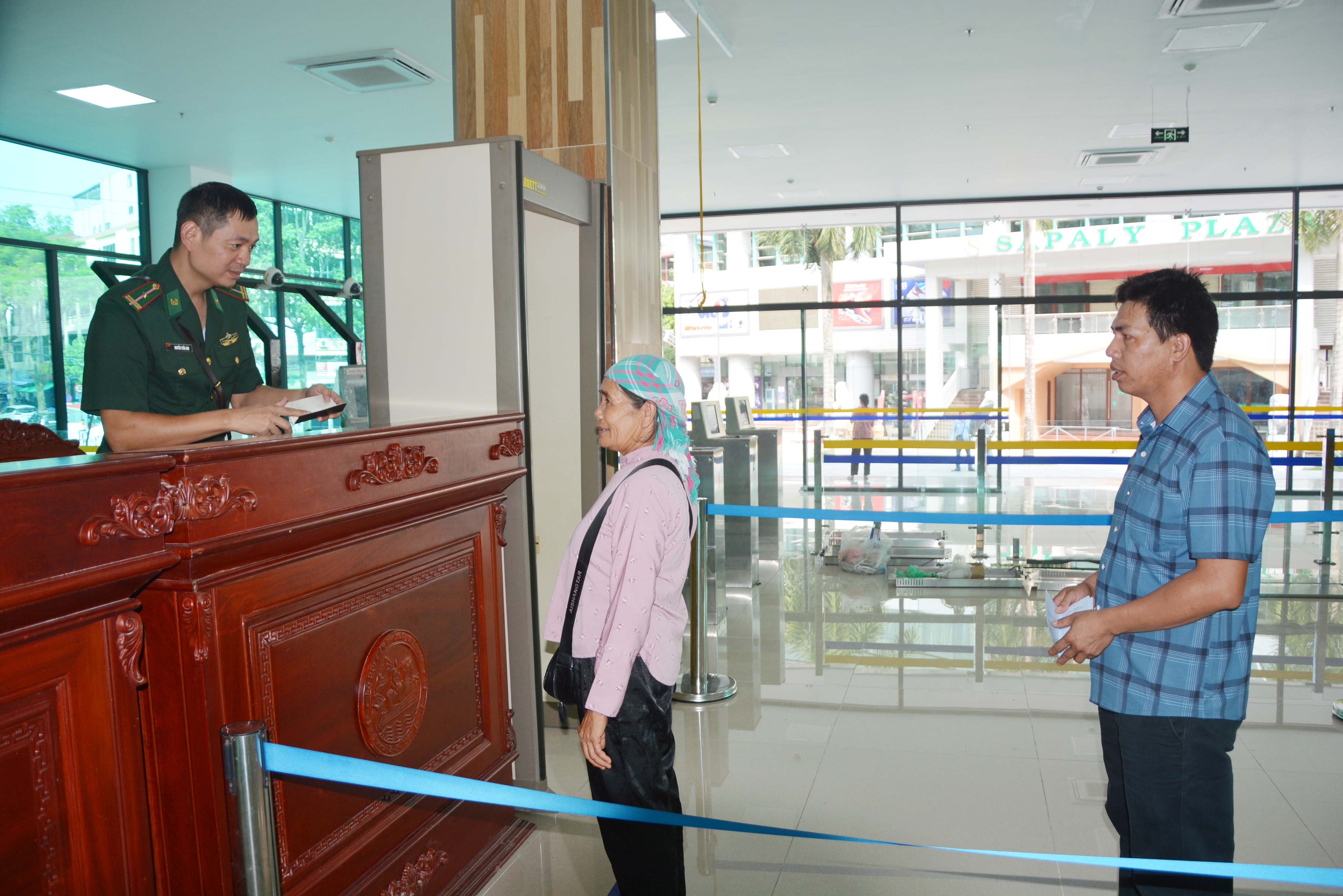 Thực hiện thủ tục xuất - nhập cảnh tại Cửa khẩu Quốc tế Lào Cai. ck7.JPG