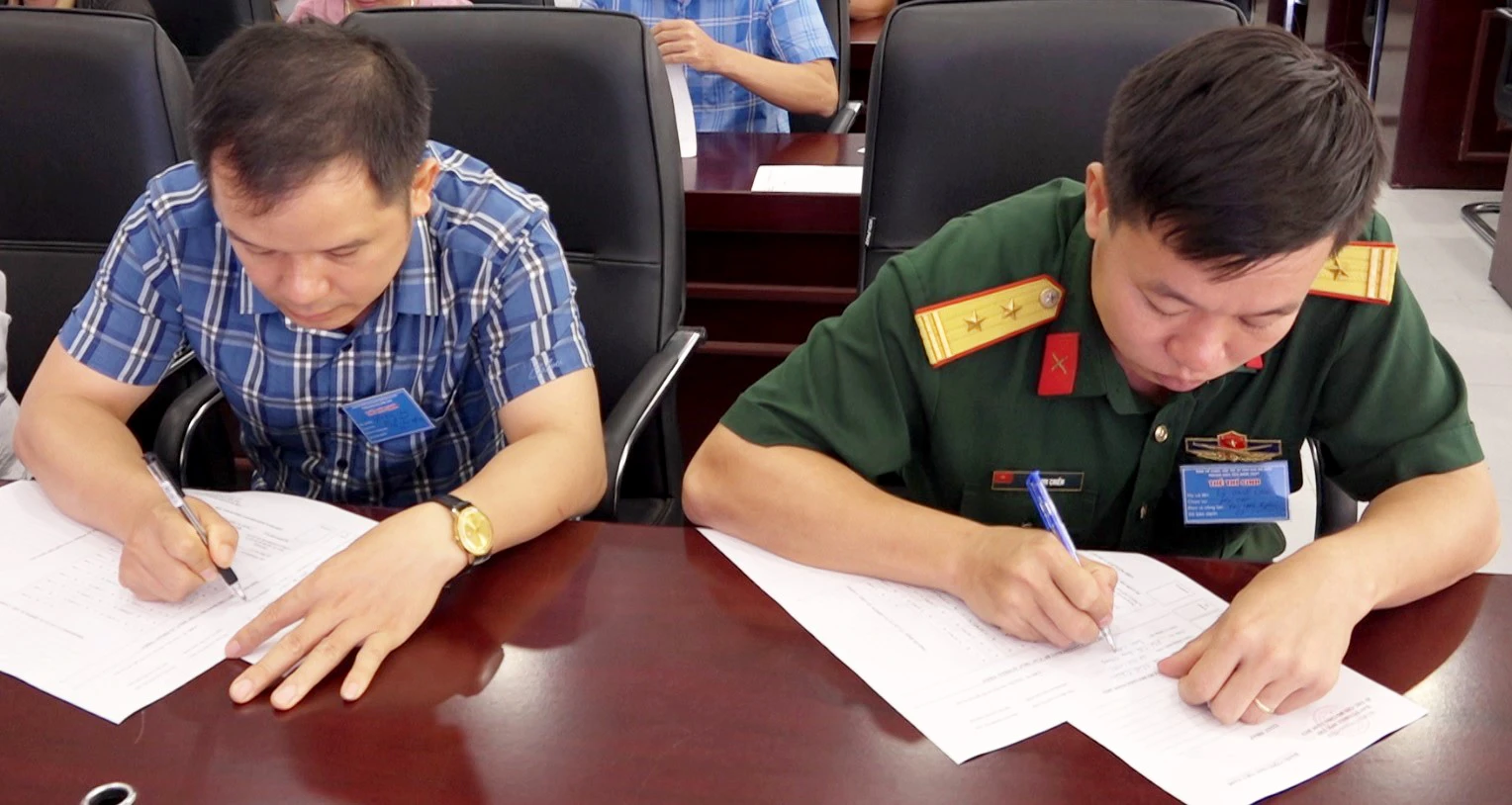 Các thí sinh làm bài thi tự luận....jpg