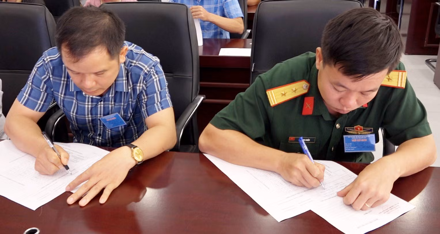 Các thí sinh làm bài thi tự luận....jpg