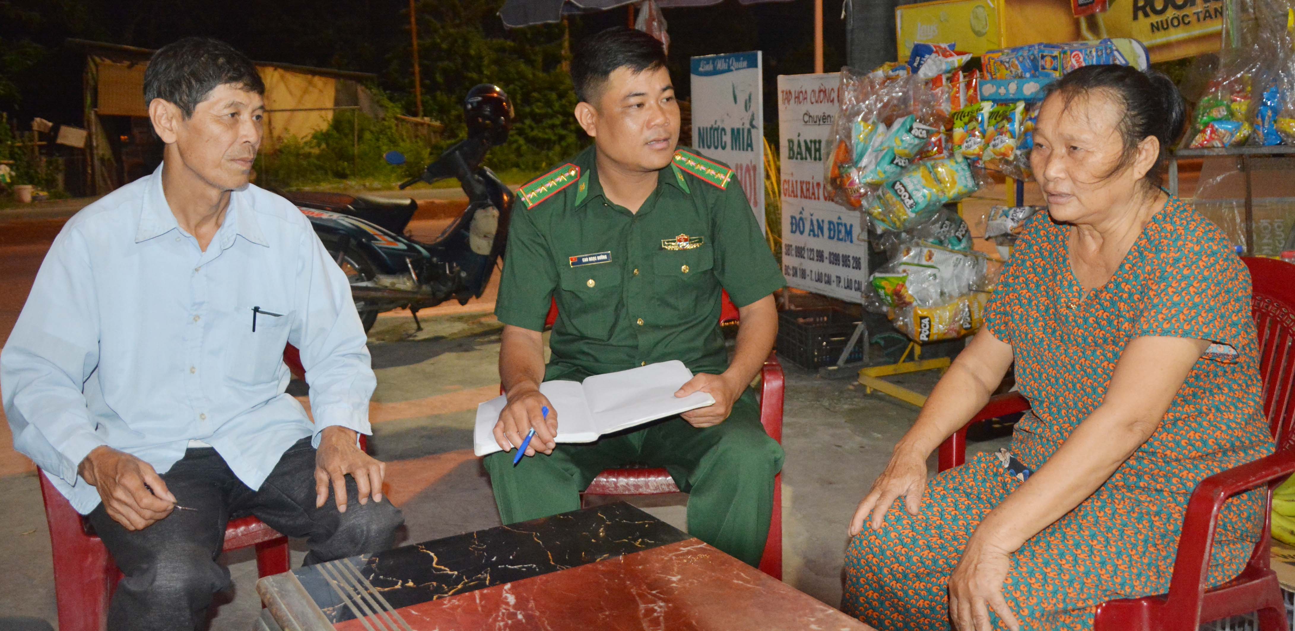 Đại úy Cao Ngọc Đường tuyên truyền, vận động cư dân biên giới chấp hành nghiêm quy định về bảo vệ chủ quyền, an ninh biên giới. ck6.JPG