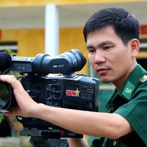 Thiếu tá Bùi Trung Dũng trong tác nghiệp tại cơ sở. bp2.jpg
