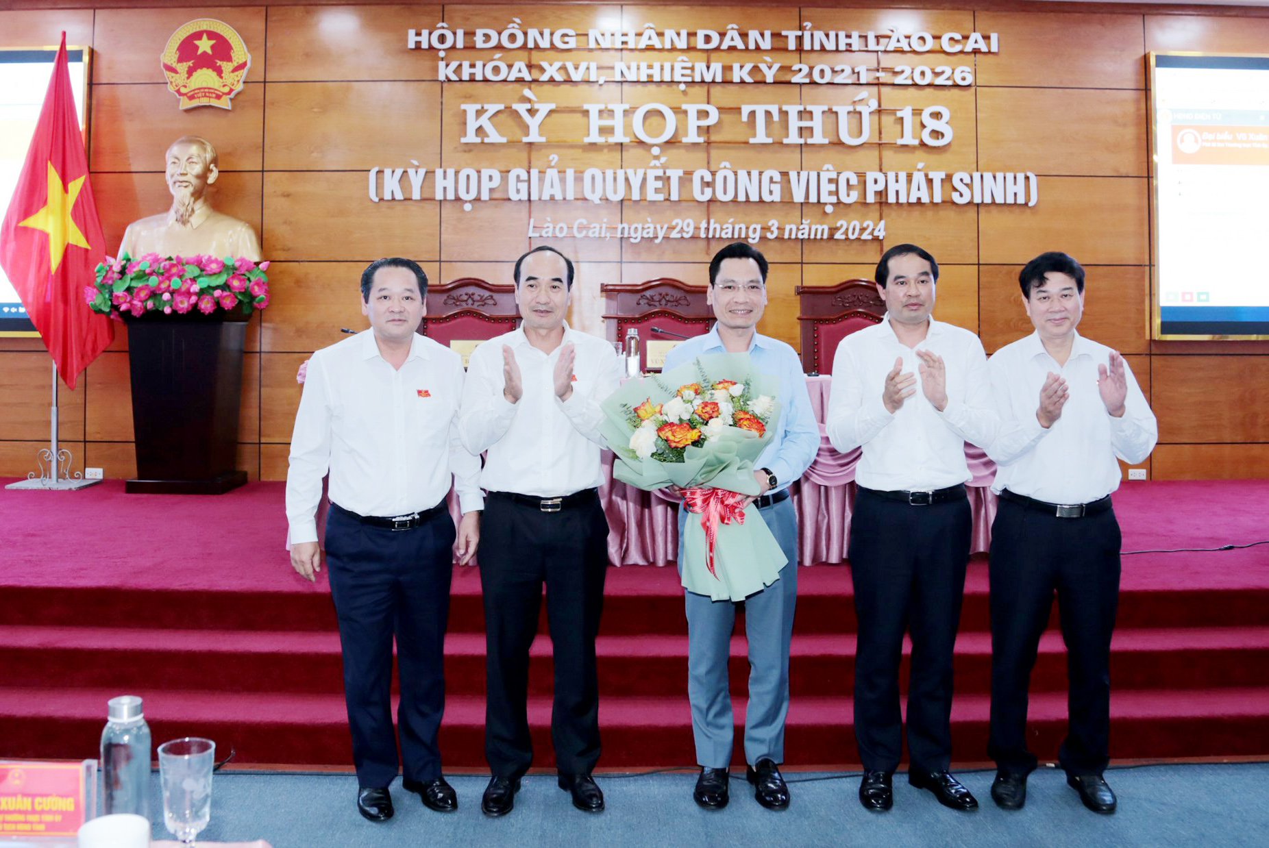 Các đồng chí Thường trực Tỉnh ủy, HĐND, UBND tỉnh tặng hoa chúc mừng ông Phí Công Hoan trúng cử chức danh Ủy viên UBND tỉnh khóa XVI. z5296202269388_0d08e98d14b51a593a61b7ebdd017ae1.jpg