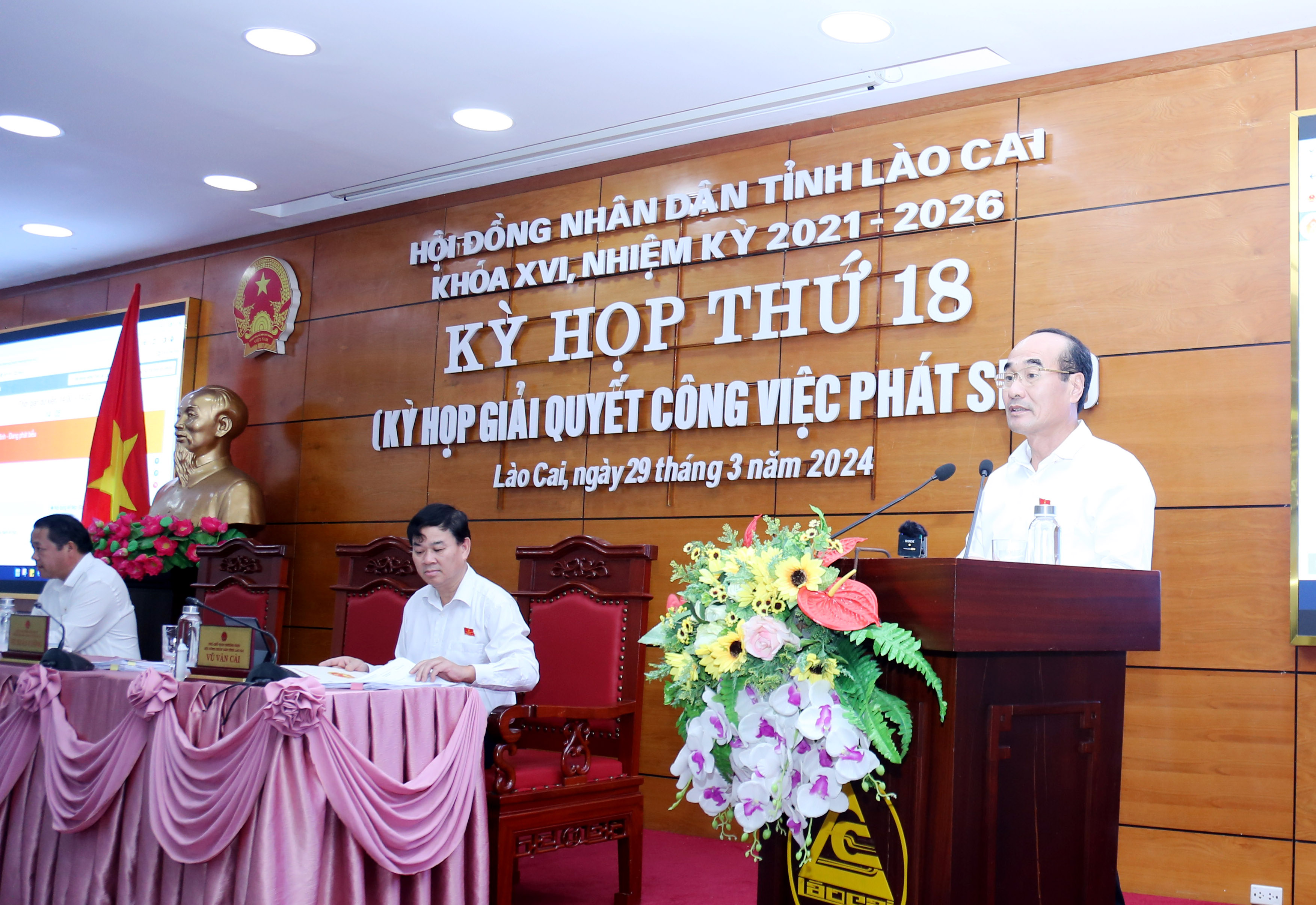 Đồng chí Phó Bí thư Thường trực Tỉnh ủy, Chủ tịch HĐND tỉnh phát biểu tại phiên khai mạc. IMG_7833.JPG