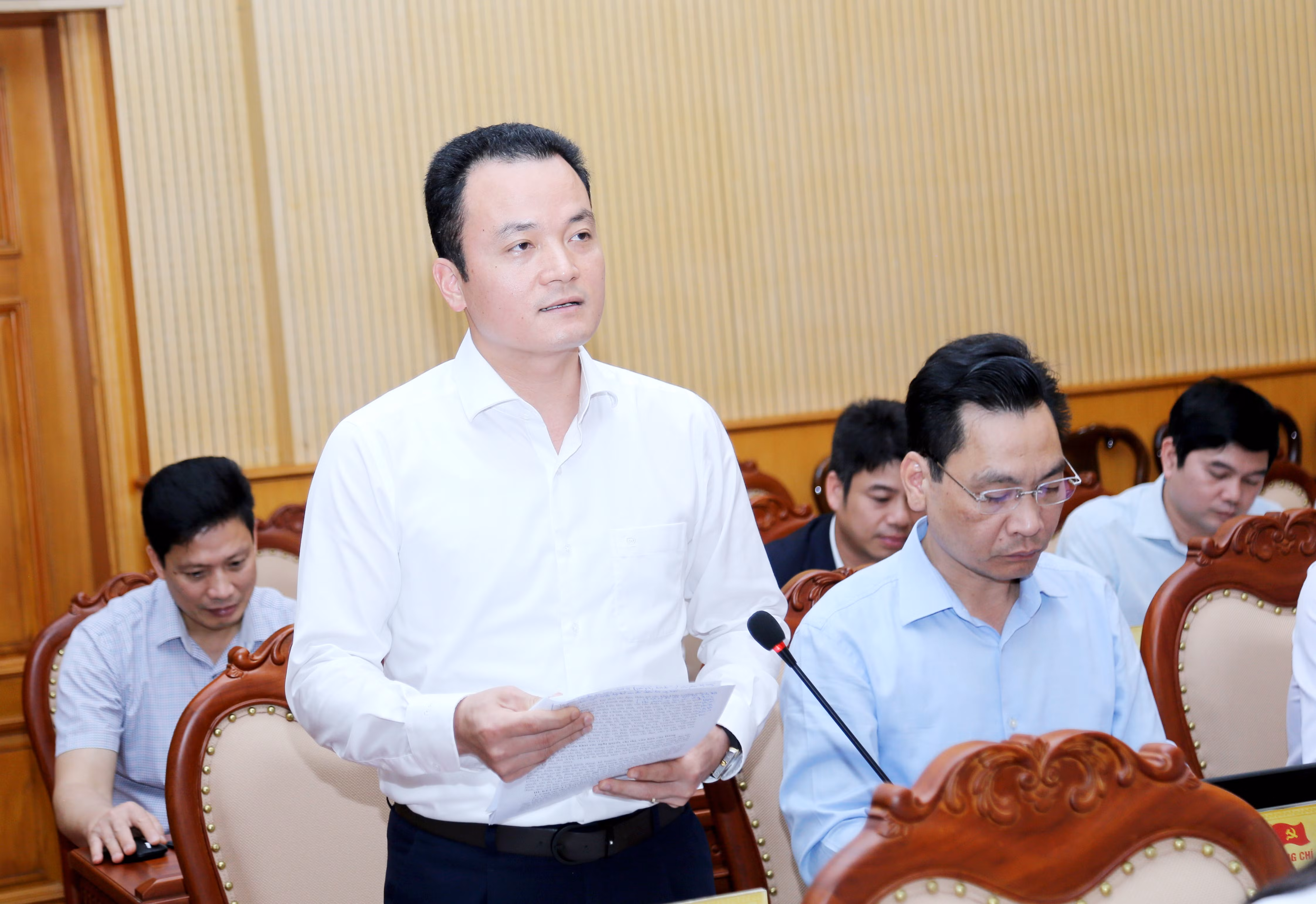 Bí thư Huyện ủy Mường Khương tham gia ý kiến.