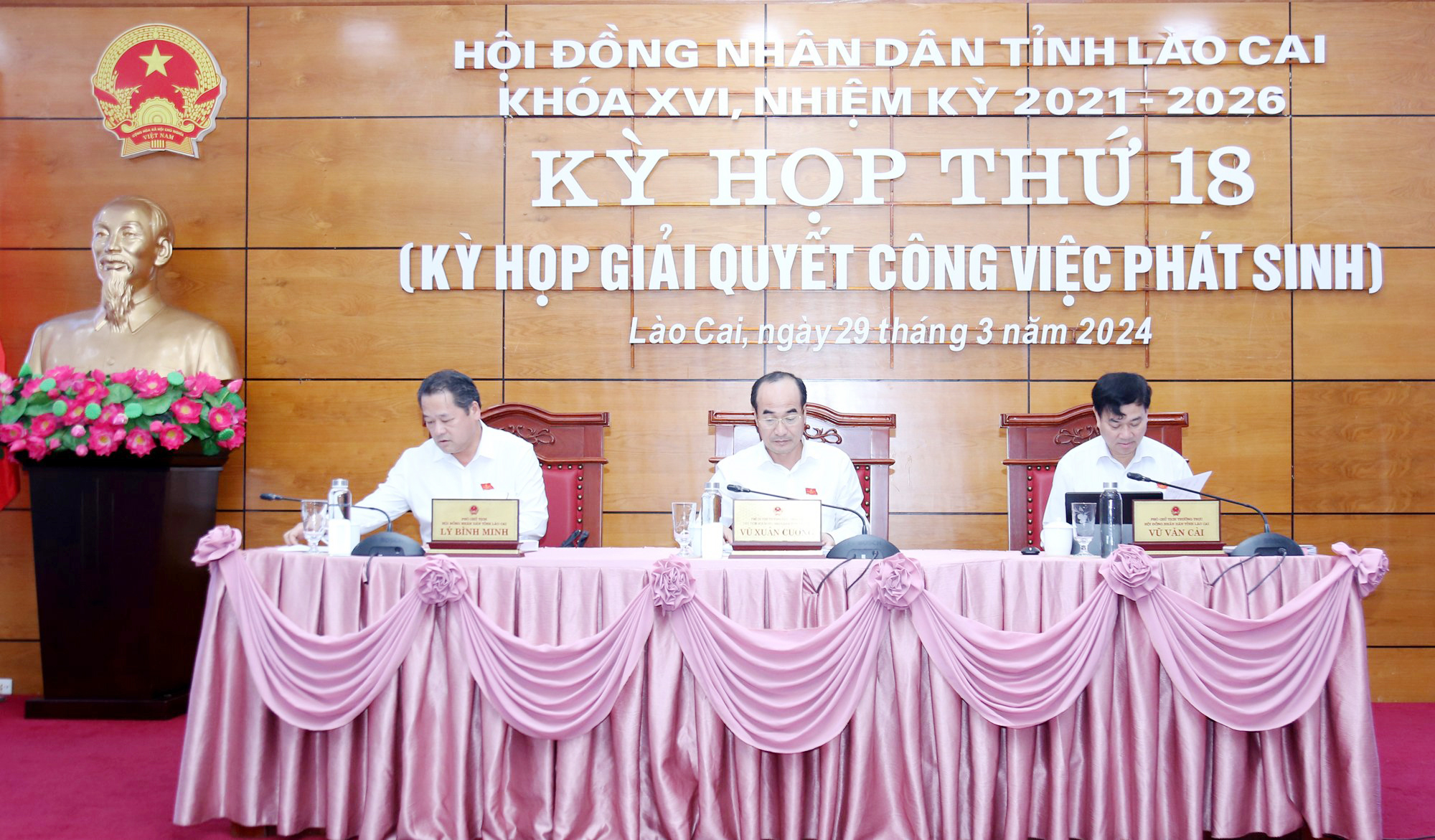 Các đồng chí chủ trì Kỳ họp. z5296103746185_949f915fd04ed99b9bf519e0c2c39023 (1).jpg