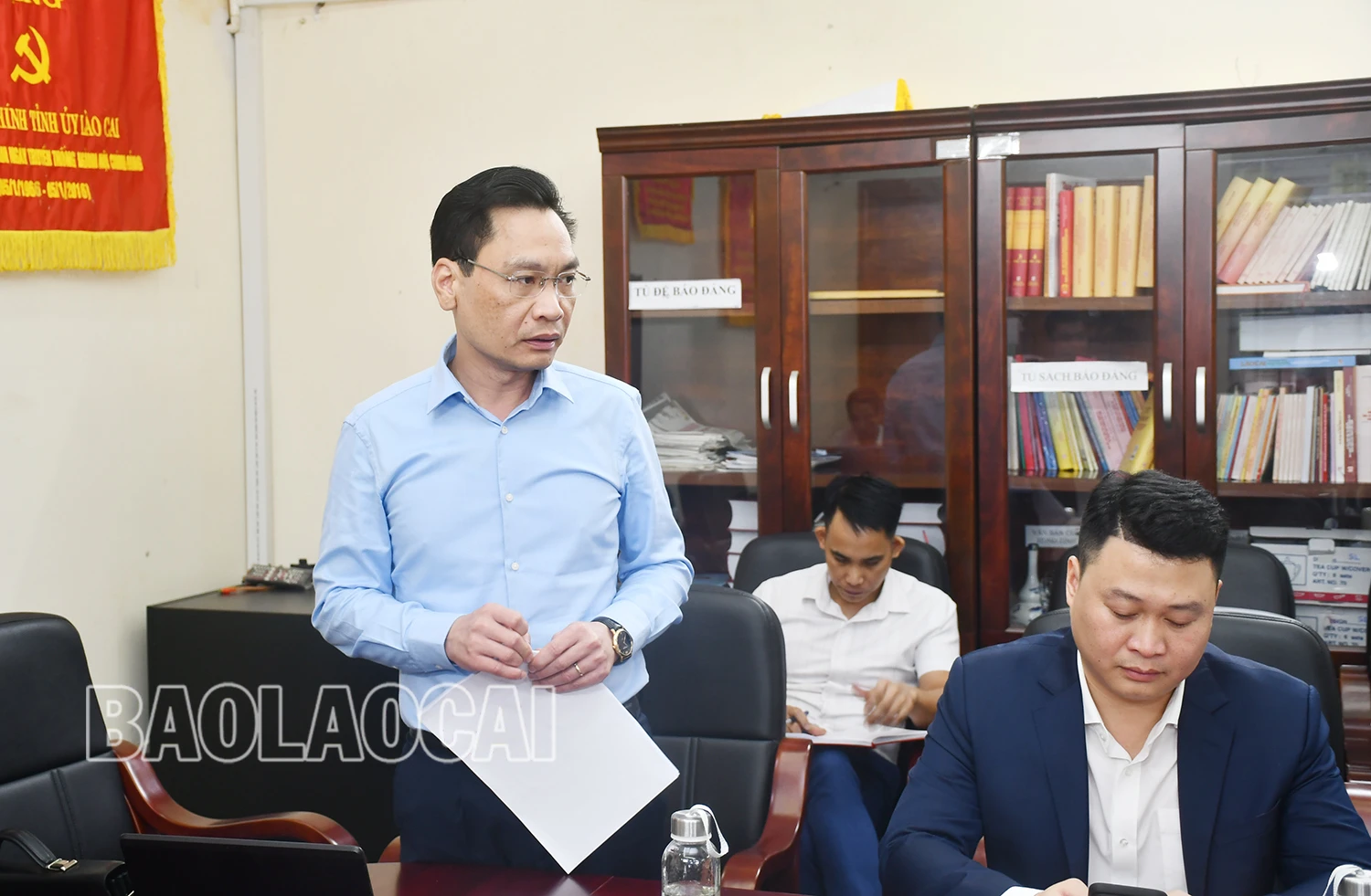 Đồng chí Phí Công Hoan, Bí thư Huyện ủy Văn Bàn nêu ý kiến.jpg