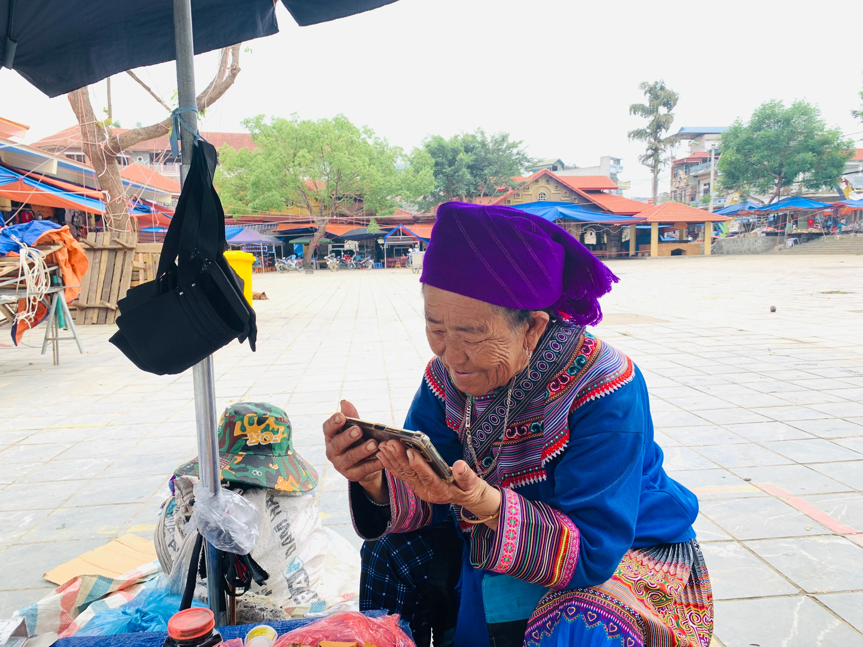 Bà Lù Thị Chảo, xã Tà Chải, huyện Bắc Hà xem trực tiếp Lễ kỷ niệm qua điện thoại.jpg