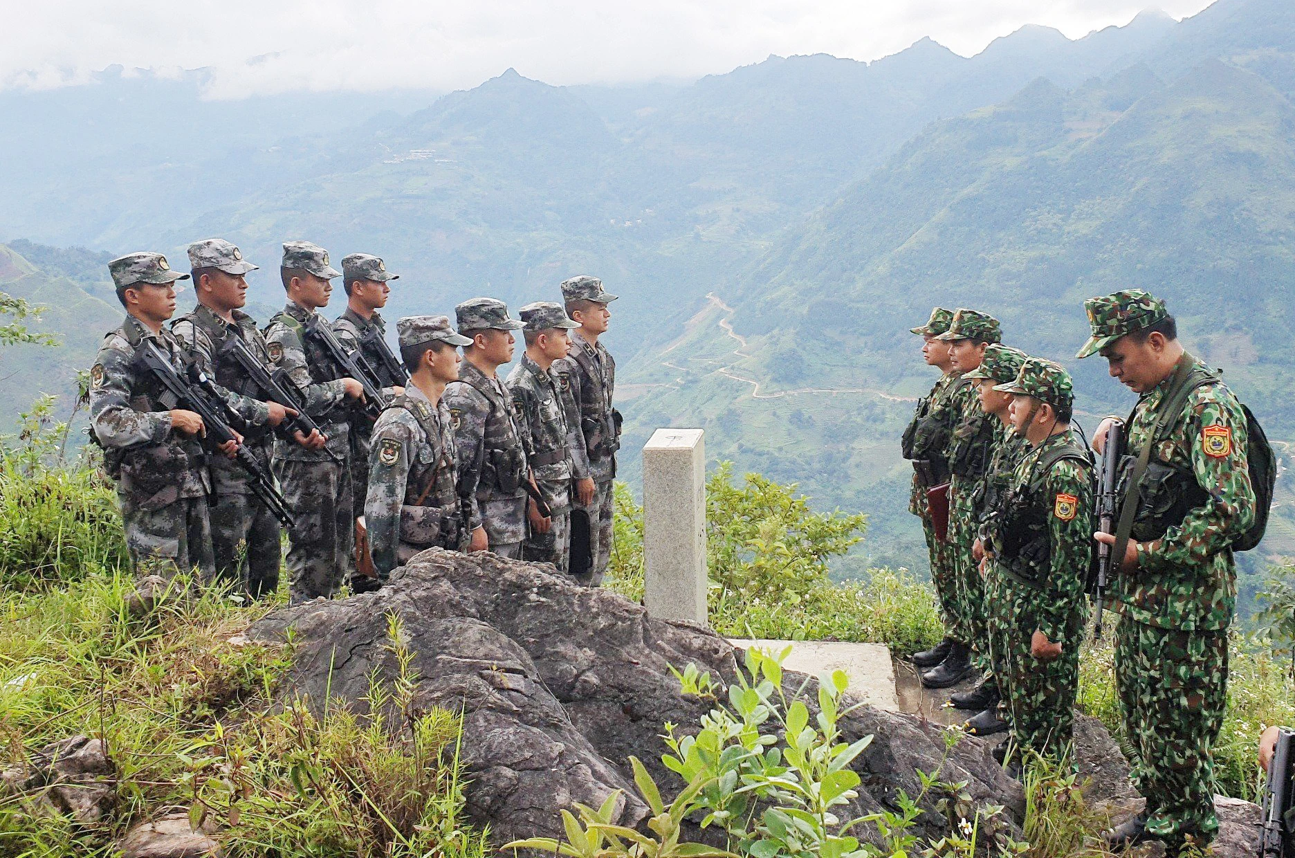 Cùng nhau trao đổi các vấn đề về hợp tác tuần tra