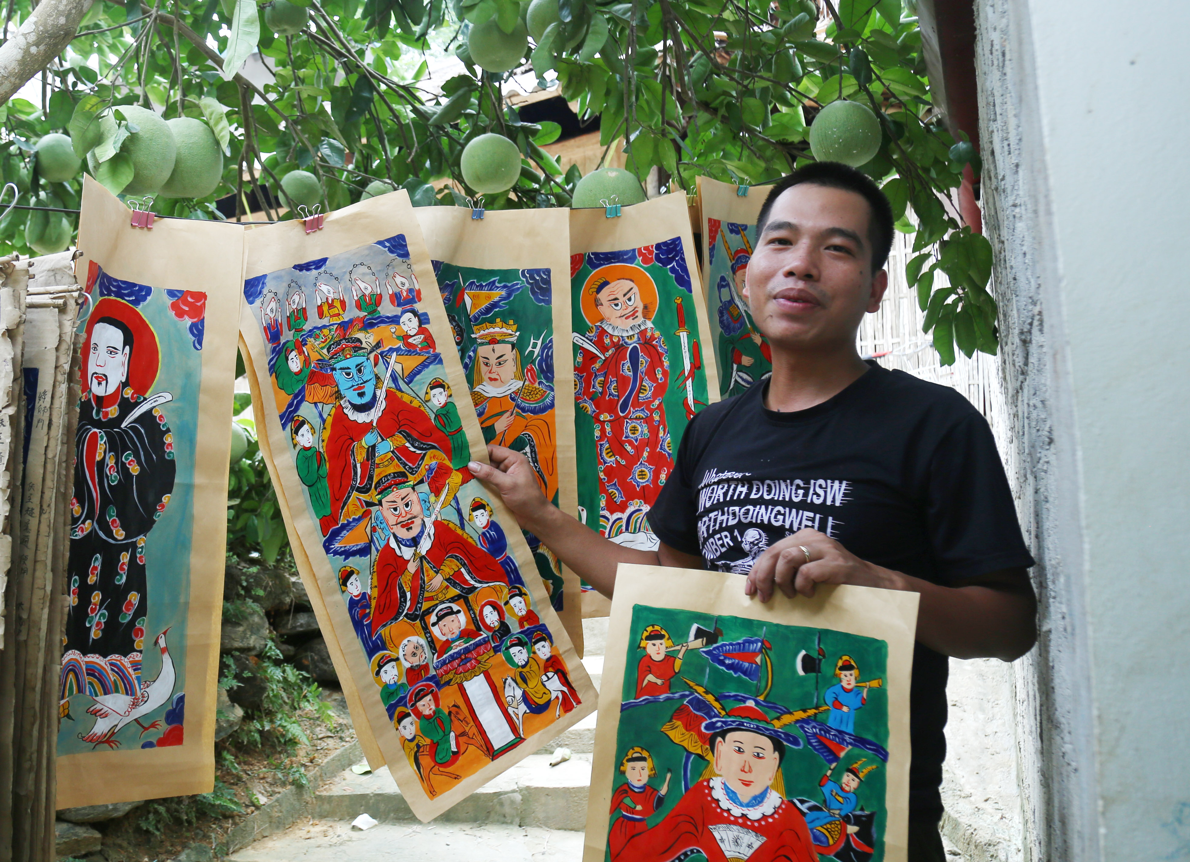 Họa sỹ của bản Dao Bàn Văn Lôi. IMG_2292.JPG
