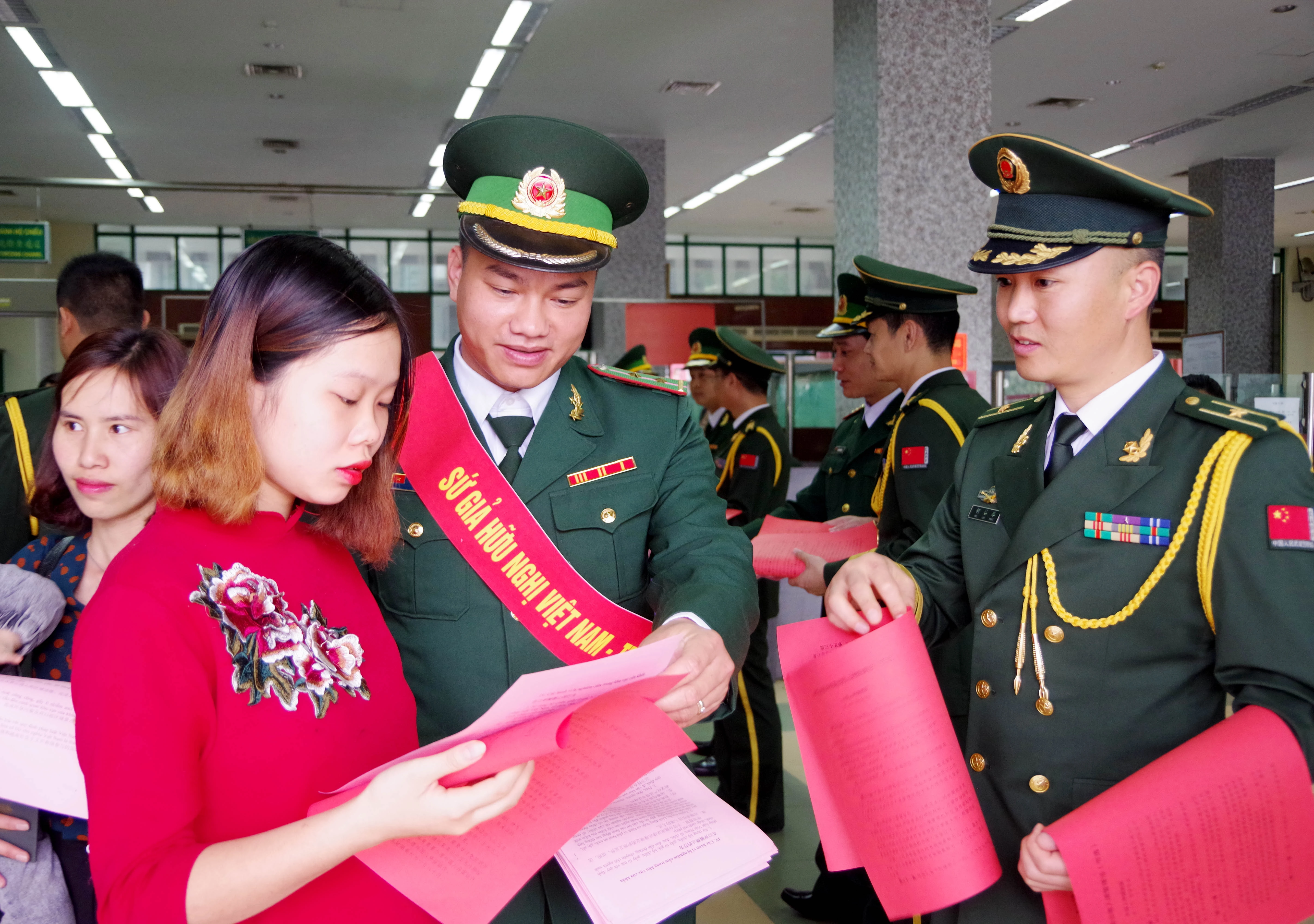 phát tờ dơi tuyên truyền pháp luật.JPG