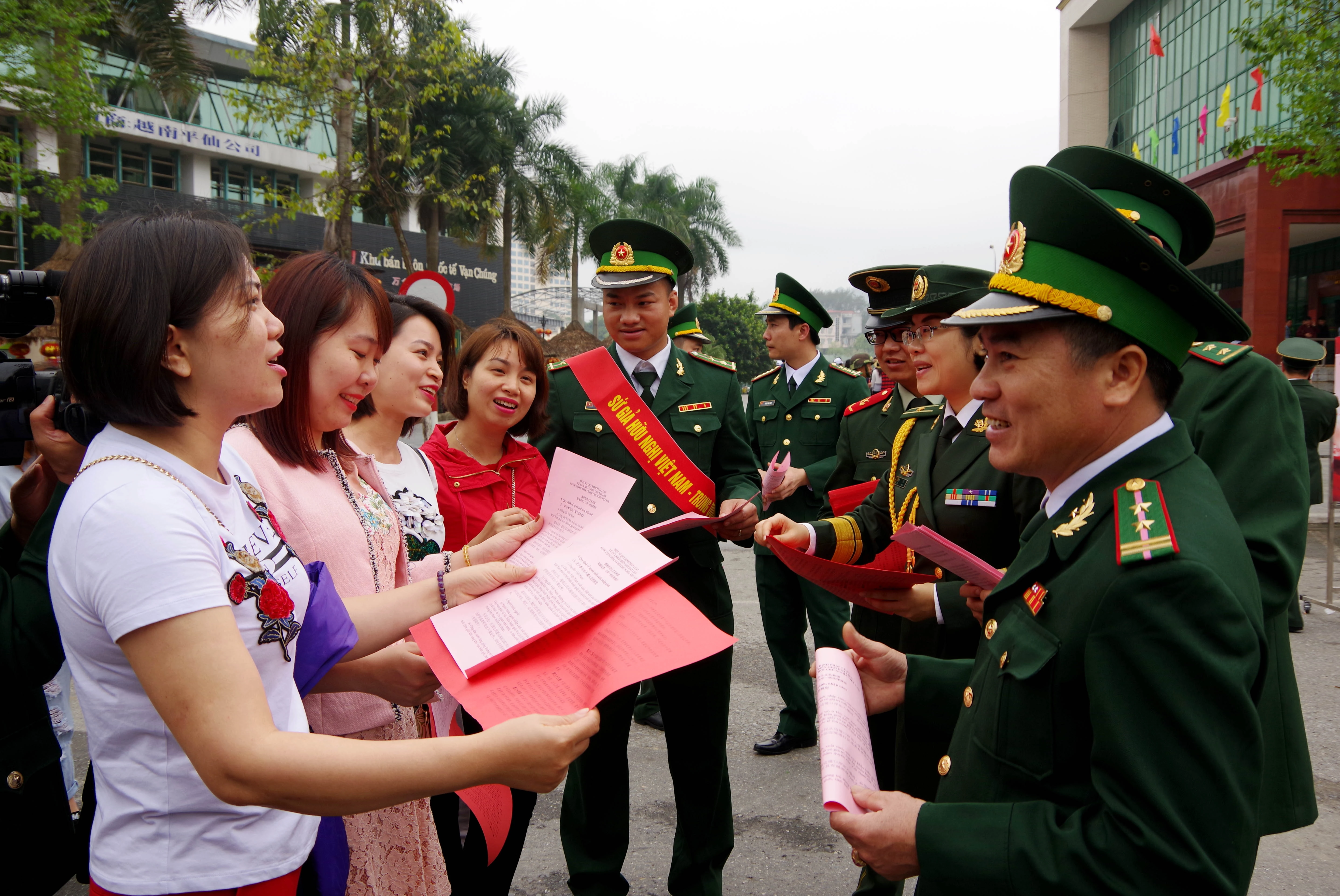 Trạm kiểm soát biên phòng cửa khẩu quốc tế đường bộ phối hợp với trạm kiểm soát BP Hà Khẩu phát tờ dơi tuyên truyền cho nhân dân.JPG