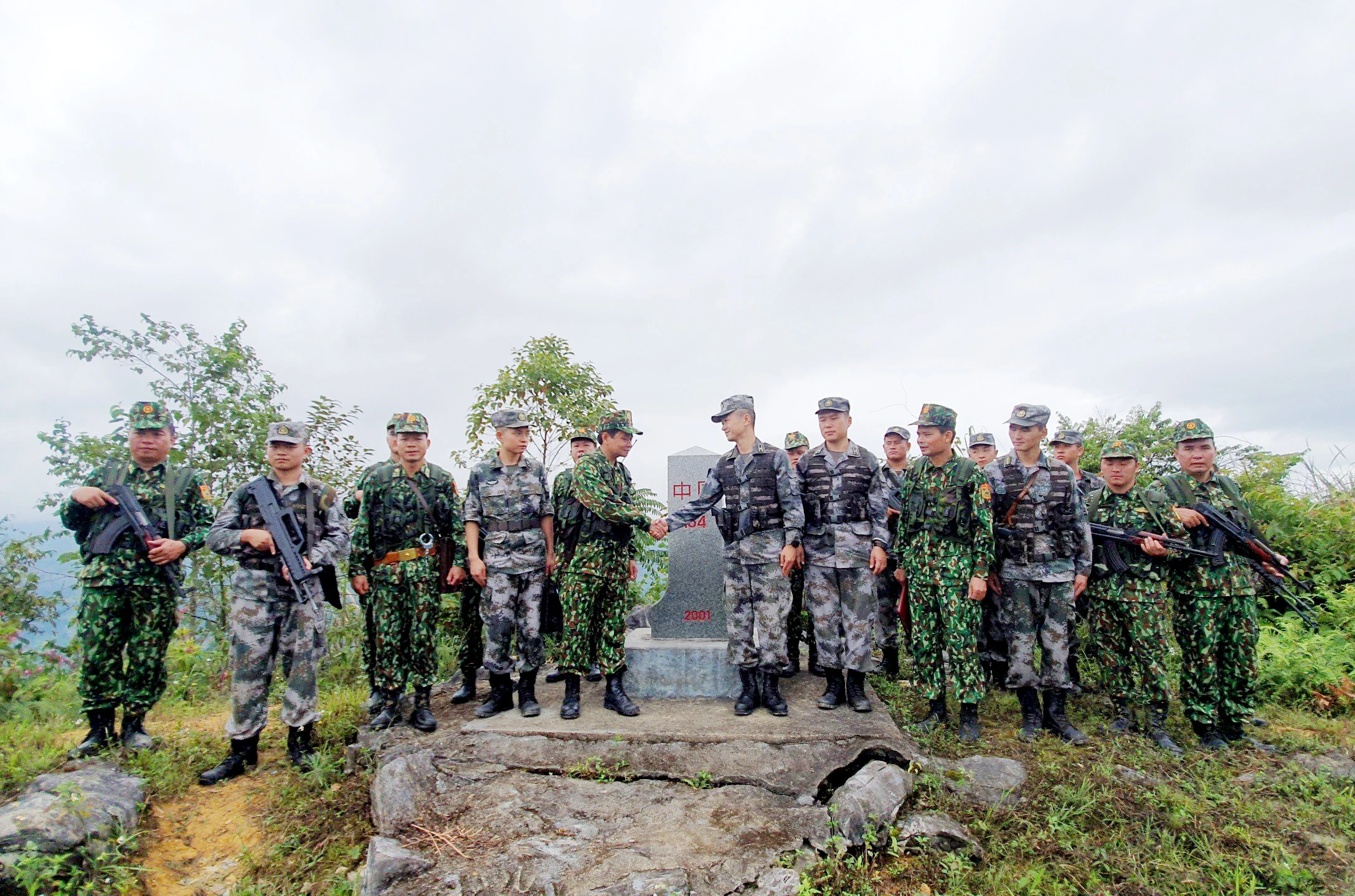 Lực lượng Biên phòng Lào Cai (Việt Nam) và Vân Nam (Trung Quốc) trong một buổi tuần tra chung trên tuyến biên giới.