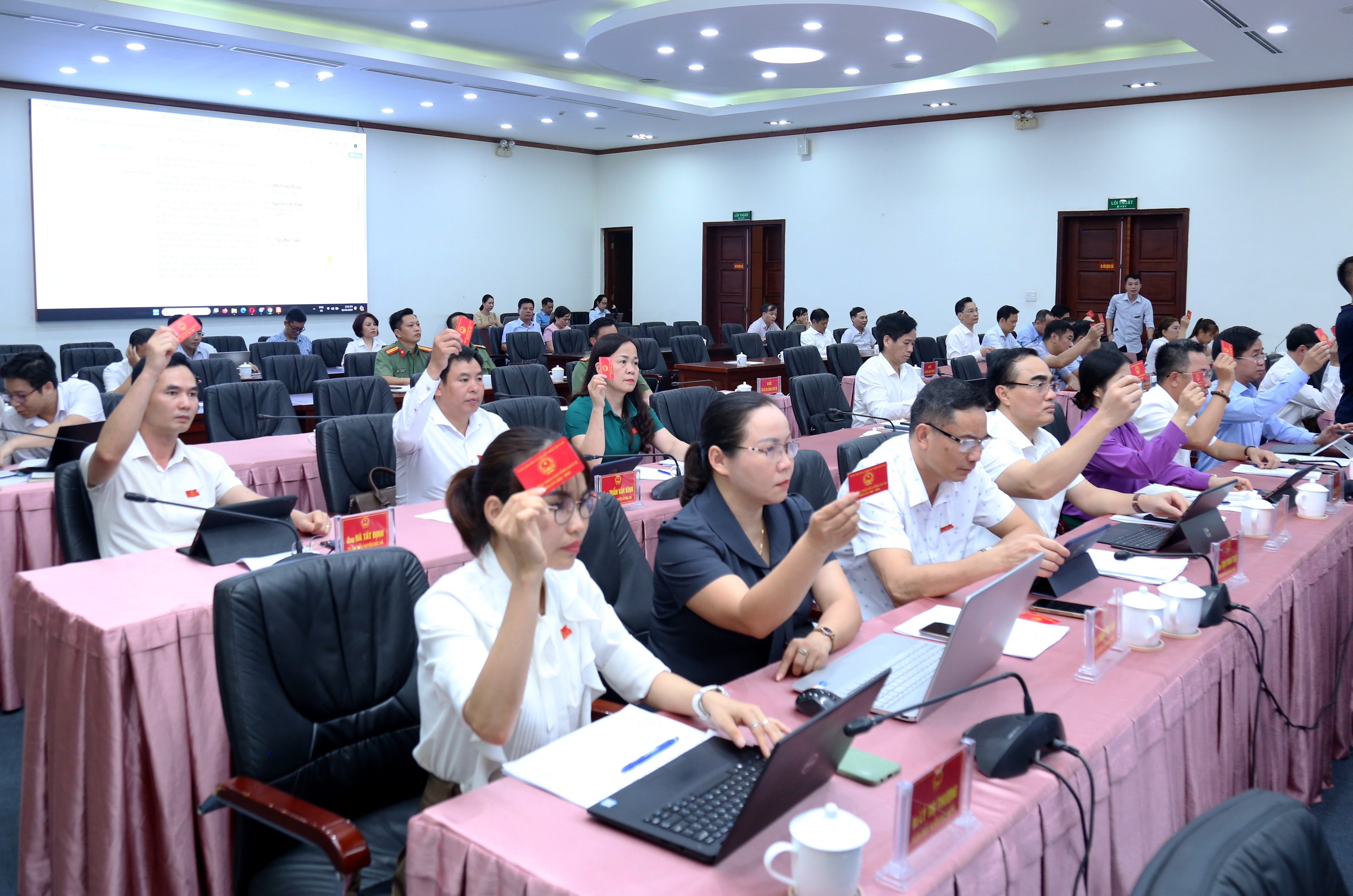 Đại biểu biểu quyết thông qua nội dung kỳ họp. IMG_8732.JPG