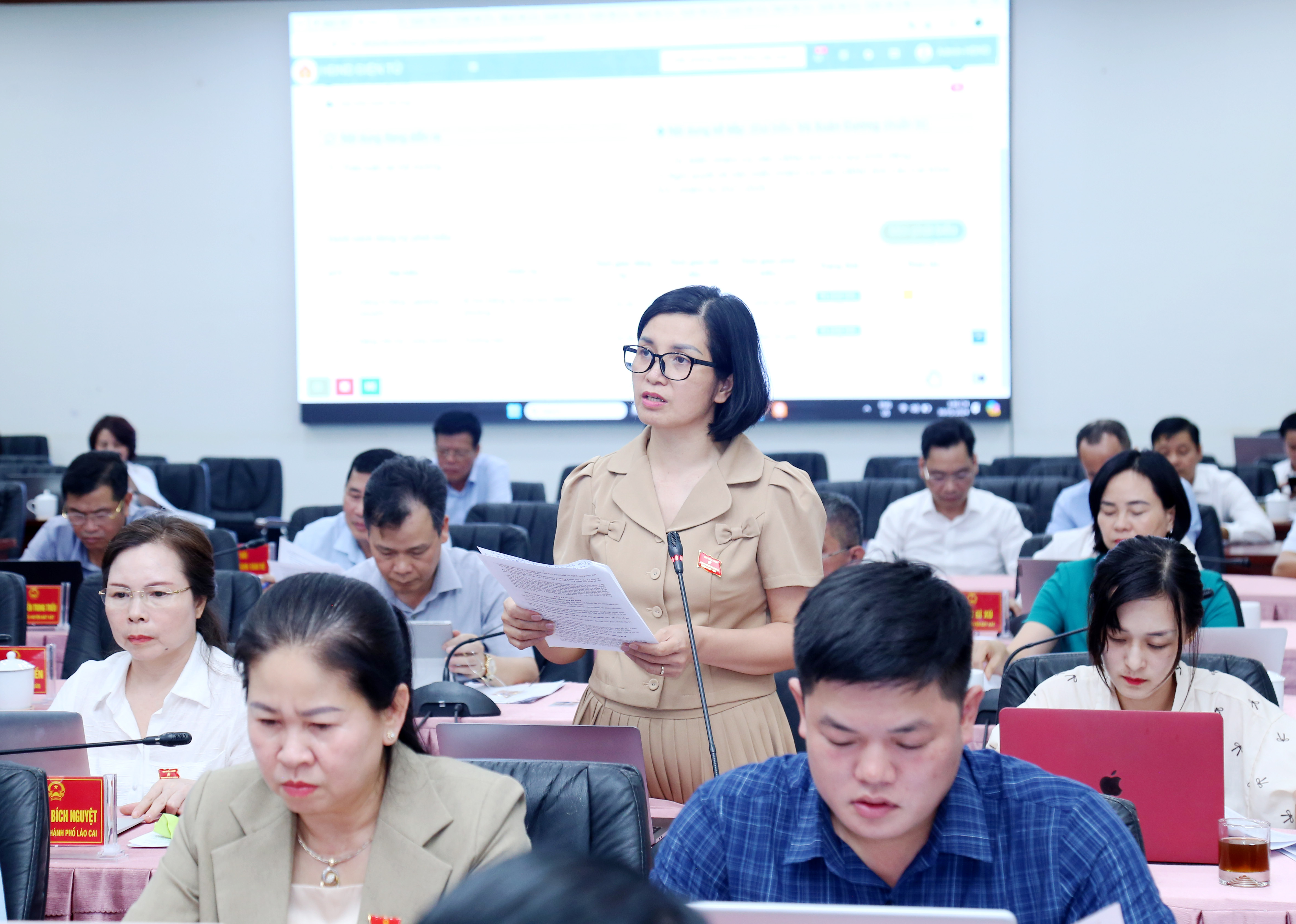 Đại biểu thành phố Lào Cai thảo luận. IMG_8749.JPG